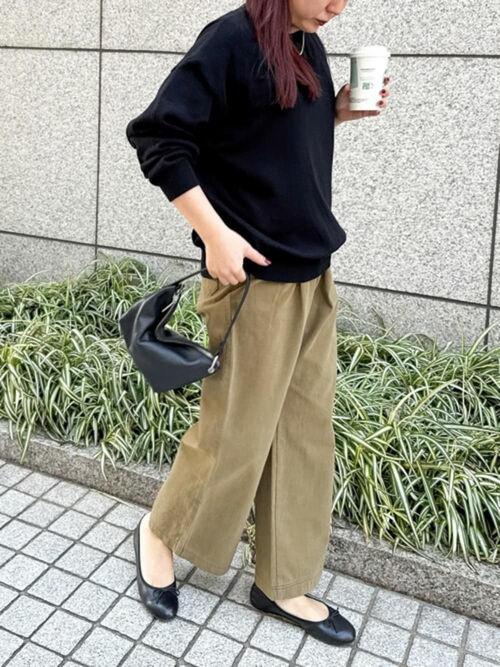 「大人カジュアル、クルーネック、シンプルコーデ、春コーデ、楽チンコーデ、綿ニット、オシャレウォーカー、コットン100%、ゆるっとコーデ、osharewalker」｜「n'OrLABELの『綿ニットクルーネックプルオーバー』（ニット/セーター、ブラック系）」を使った、osharewalker staffさん（レディース・158cm）の冬コーディネートの1枚目の写真