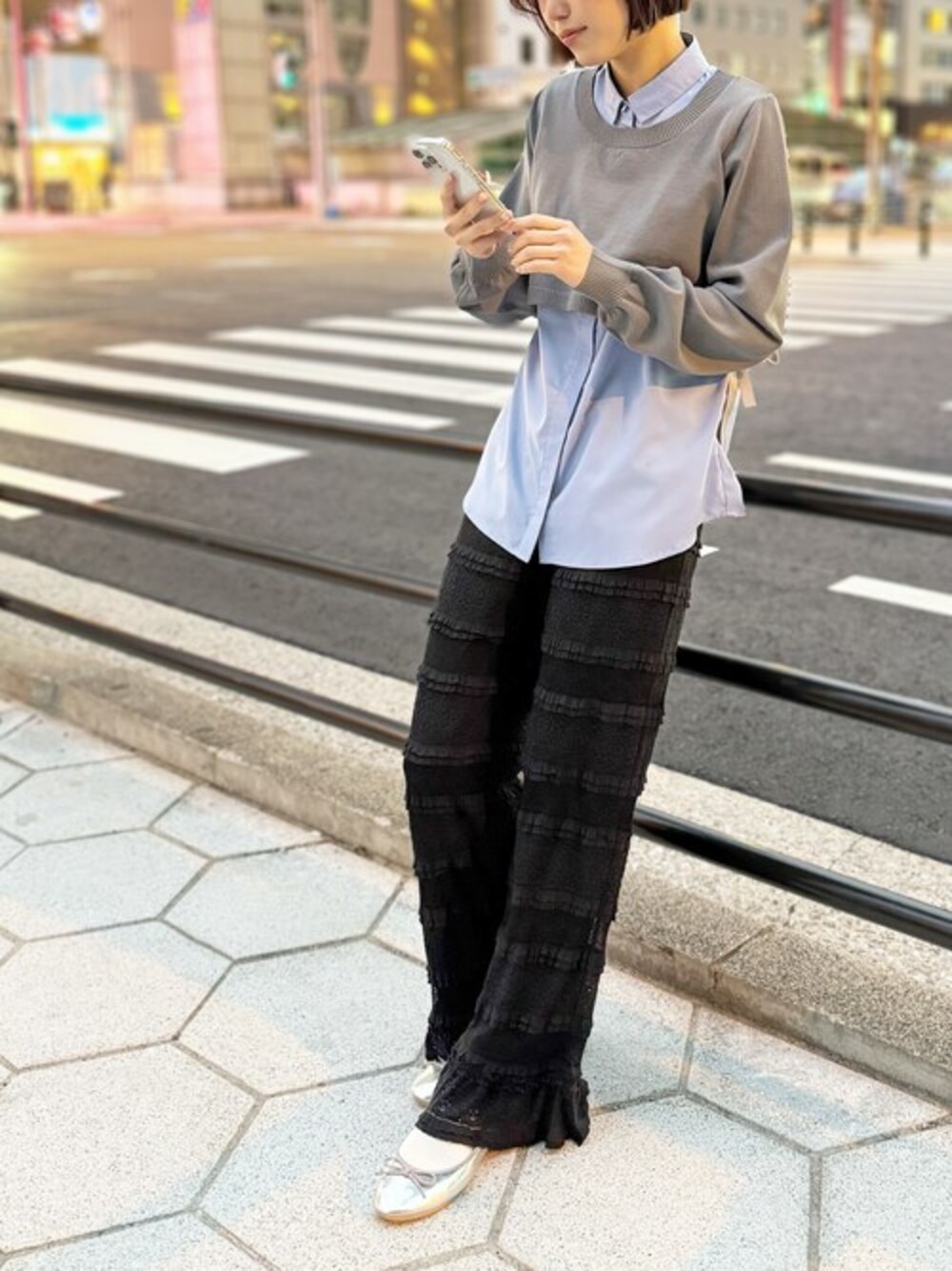 「プルオーバー、レース、イージーパンツ、春コーデ、楽チンコーデ、オシャレウォーカー、ドッキングシャツ、somari、ドッキングトップス、osharewalker」｜「somari imaginationの『シャツドッキングニットプルオーバー』（シャツ/ブラウス、グレー系）」を使った、osharewalker staffさん（レディース・164cm）の春コーディネートの1枚目の写真