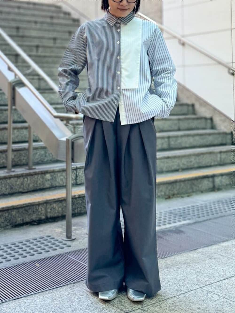 ブラック系のシャツ/ブラウス、グレー系のその他パンツを着用したレディースの春コーディネートの1枚目の写真