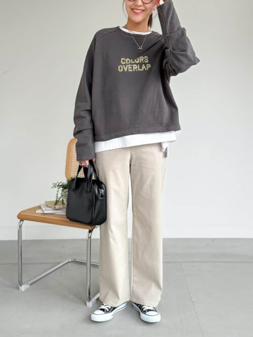 「コンバース、大人カジュアル、ストレッチパンツ、ワイドパンツ、ストレスフリー、ストレートパンツ、スタイルアップ、オシャレウォーカー、osharewalker、フレキシン」｜「n'OrLABELの【機能素材】『フレキシンストレッチストレートワイドパンツ』（その他パンツ、ベージュ系）」を使った、osharewalker staffさん（レディース・165cm）の春コーディネートの1枚目の写真