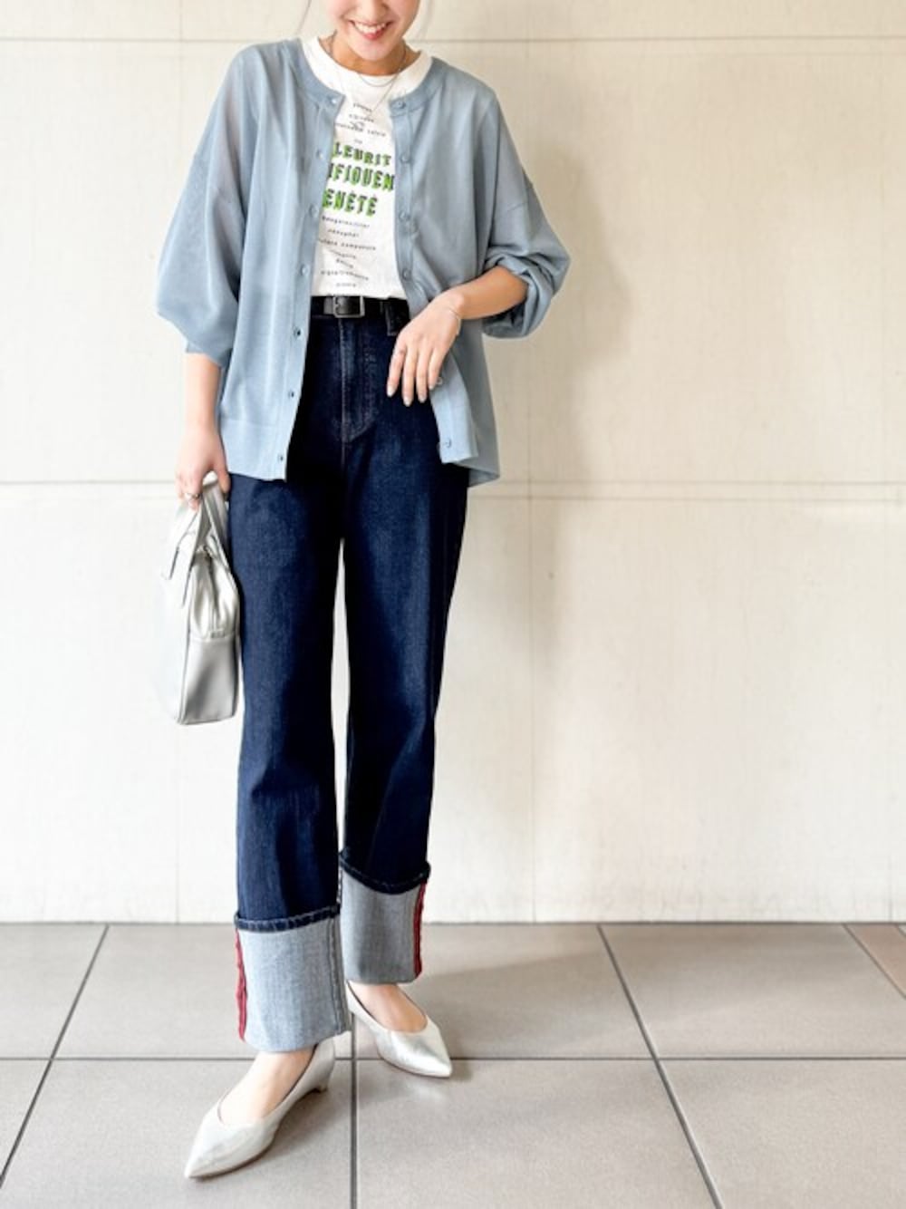 「カーディガン、大人カジュアル、デニムパンツ、オシャレウォーカー、ＵＶカット、接触冷感、冷房対策、シアーニット、前後2way、osharewalker」｜「n'OrLABELの【機能素材】『前後2wayシアーニットカーディガン』（カーディガン/ボレロ、ブルー系）」を使った、osharewalker staffさん（レディース・165cm）の春コーディネートの1枚目の写真