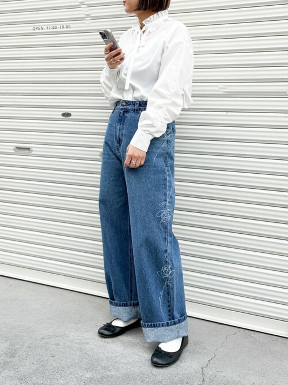 「フラワーモチーフ、フリルブラウス、低身長コーデ、オシャレウォーカー、ストレートデニム、パンプス×靴下、花柄モチーフ、somari、デニムパンツスタイル、osharewalker」｜「somari imaginationの『花柄モチーフストレートデニムパンツ』（デニムパンツ、ブルー系）」を使った、osharewalker staffさん（レディース・153cm）の春コーディネートの1枚目の写真