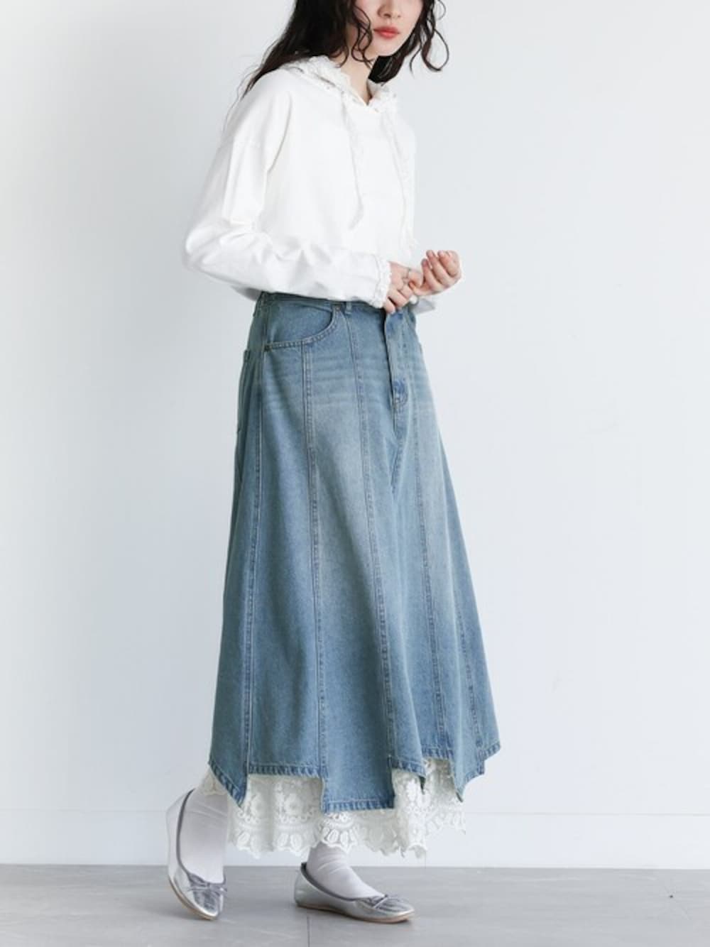ブルー系のデニムスカート、ホワイト系のTシャツ/カットソーを着用したレディースの春コーディネートの1枚目の写真