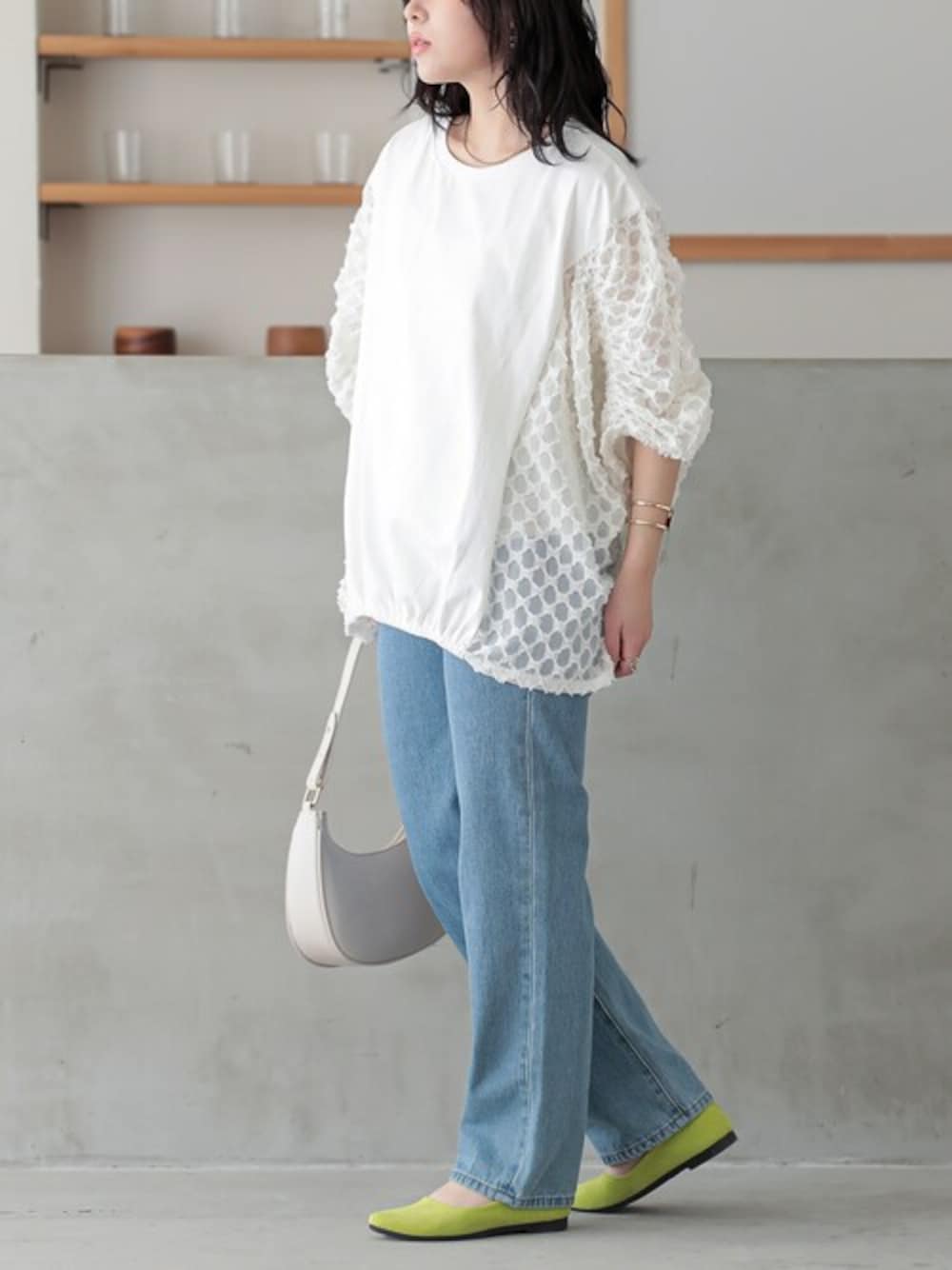ホワイト系のTシャツ/カットソー、ブルー系のデニムパンツ、ホワイト系のタンクトップを着用したレディースの春コーディネートの1枚目の写真