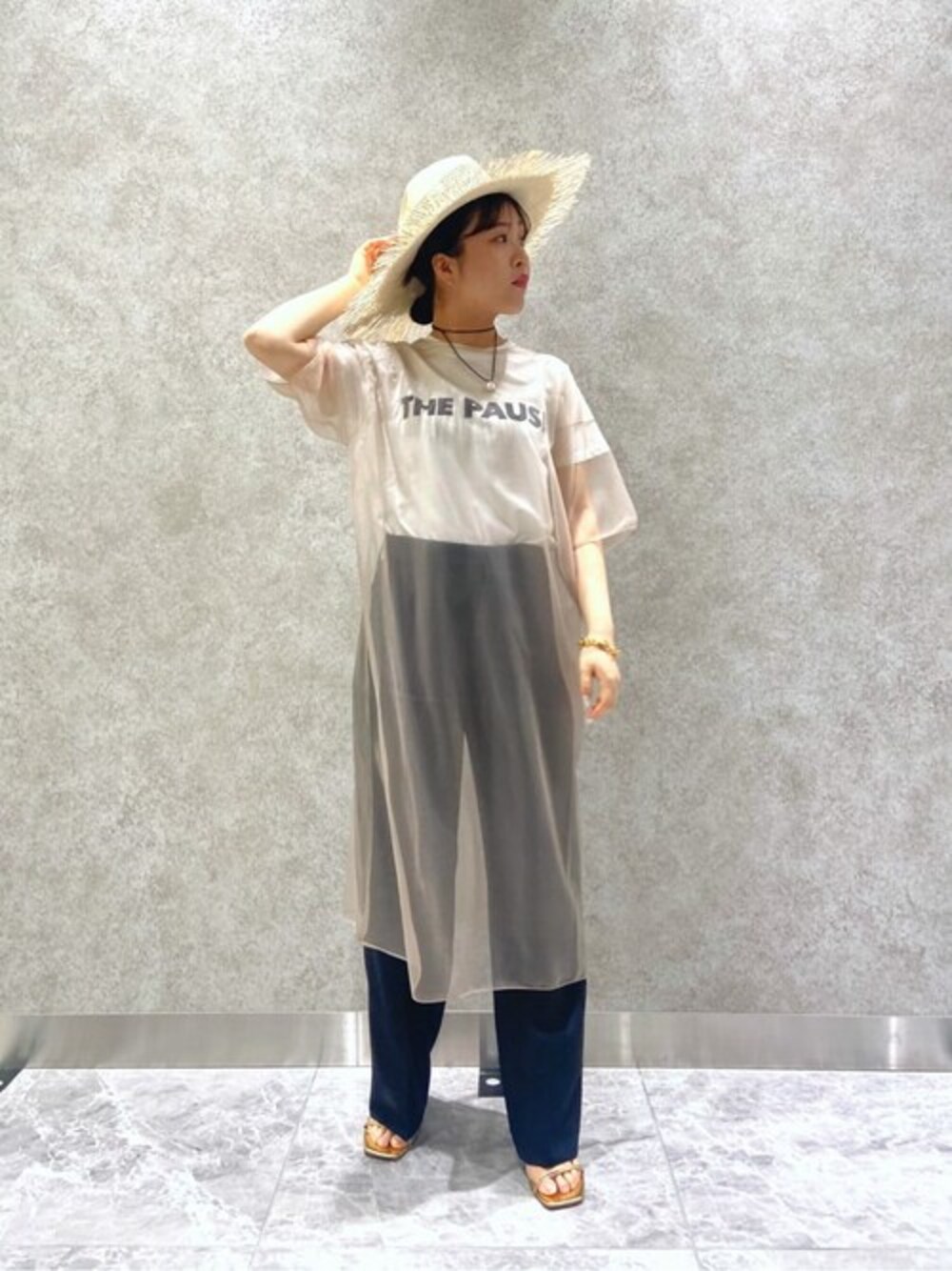 「ロゴT、レイヤードスタイル、大人コーデ、きれいめカジュアル、透け感、春コーデ、センタープレスパンツ、ウィムガゼット、whimgazette、THE PAUSE」｜「THE PAUSEの【THE PAUSE】THE PAUSE Tシャツ（Tシャツ/カットソー、ホワイト系）」を使った、WhimGazette_officialさん（レディース・153cm）の冬コーディネートの1枚目の写真