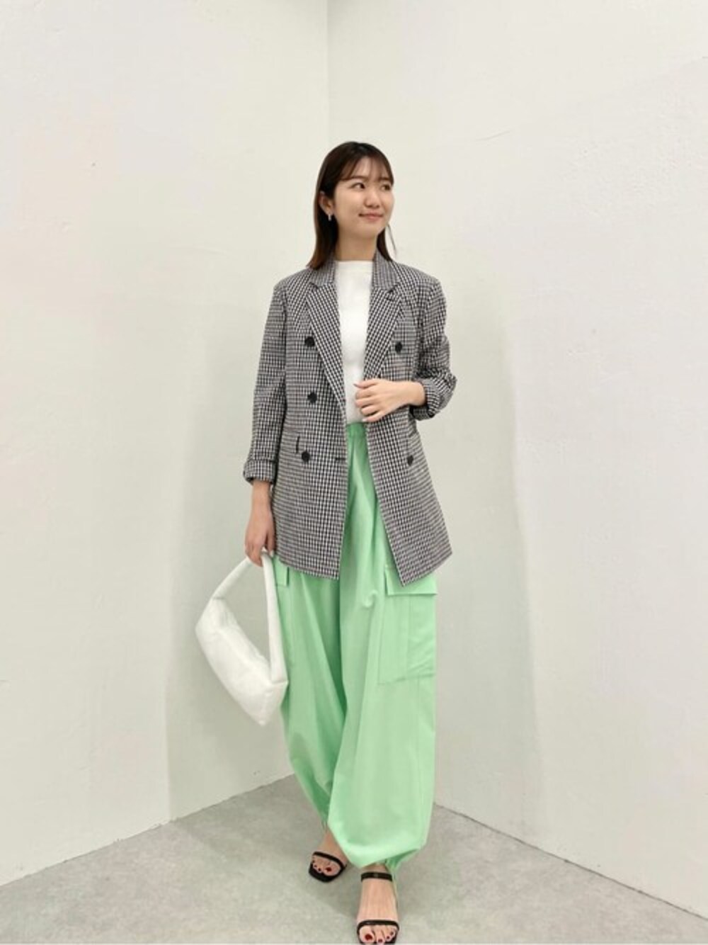 「ジャケット、カラーパンツ、ダブルジャケット、春、着回しコーデ、ギンガムチェックシャツ、高身長女子、ウィムガゼット、whimgazette、チェック柄に恋してる」｜「Whim Gazetteの【GEMINI】カーゴパンツ（カーゴパンツ、グリーン系）」を使った、WhimGazette_officialさん（レディース・166cm）の冬コーディネートの1枚目の写真