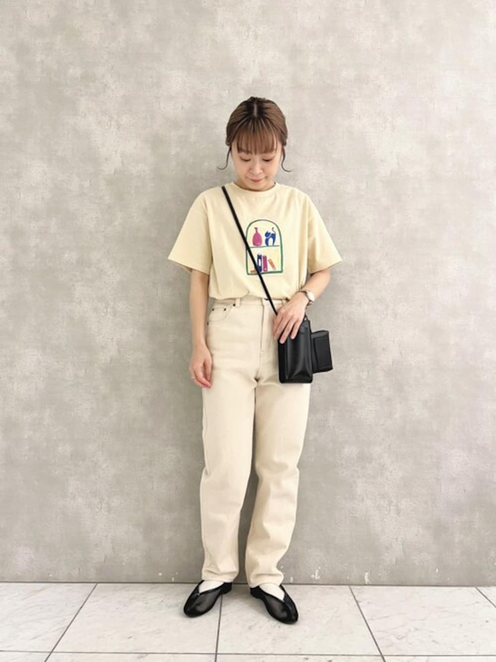 ベージュ系のTシャツ/カットソー、ホワイト系のデニムパンツ、ブラック系のスリッポンを着用したレディースの春コーディネートの1枚目の写真