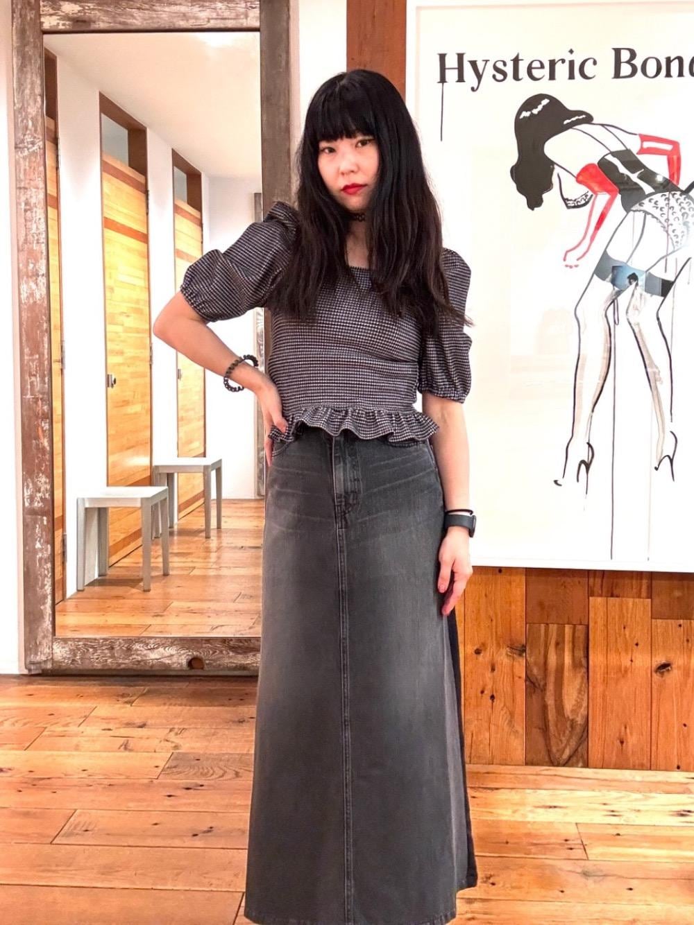 「ストリート、ロングスカート、ラフコーデ、ヒステリックグラマー、HYSTERIC GLAMOUR」｜「HYSTERIC GLAMOURのDAYDREAM GIRL 裏毛リメイクデニムロングスカート（スカート、ブラック系）」を使った、fukuchanさん（レディース・154cm）の夏コーディネートの1枚目の写真
