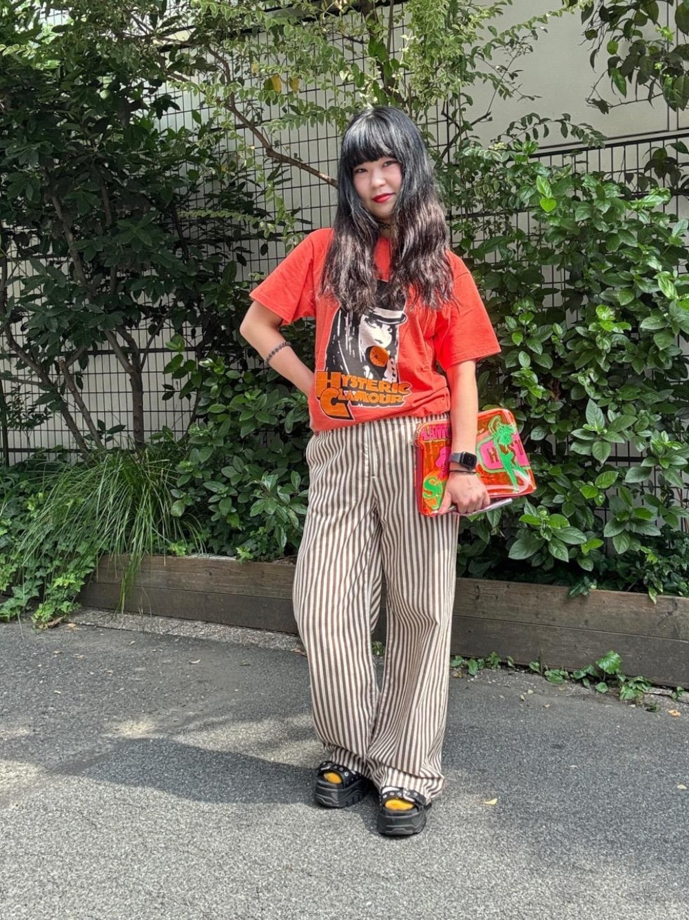 「ストリート、ポーチ、ラフコーデ、ビニールバック、HYSTERICS、HYSTERIC GLAMOUR、ワイドパンツ 」｜「HYSTERIC GLAMOURのSTRIPE柄リングZIPワイドパンツ（その他パンツ、ブラウン系）」を使った、fukuchanさん（レディース・154cm）の夏コーディネートの1枚目の写真