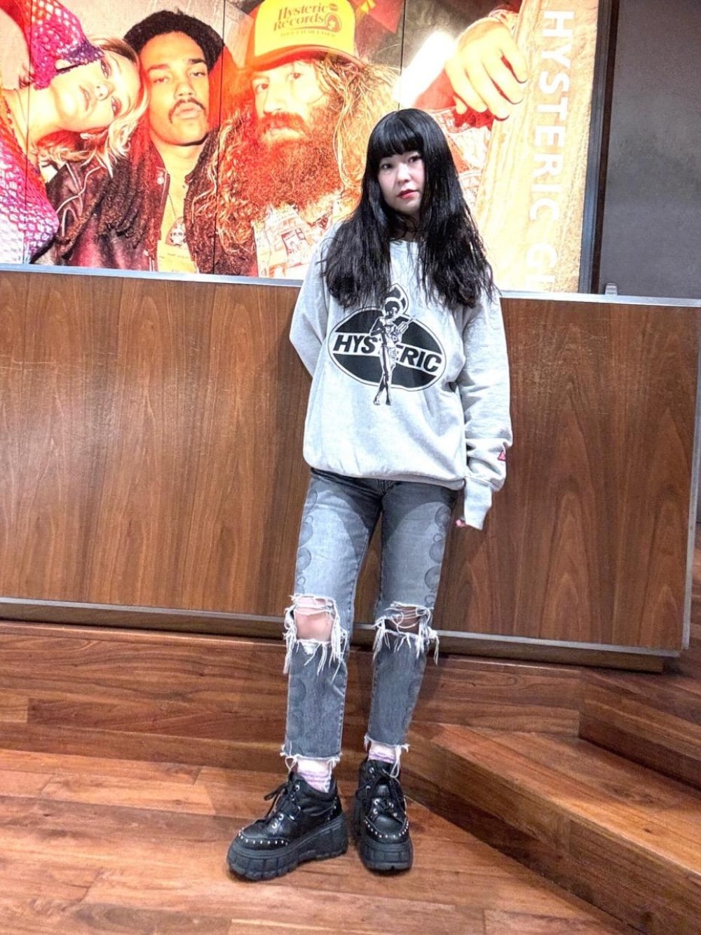 「スウェット、ストリート、ラフコーデ、ヒステリックグラマー、HYSTERIC GLAMOUR」｜「HYSTERIC GLAMOURのSNAKE LOOP 8分丈クラッシュデニムパンツ（デニムパンツ、ブラック系）」を使った、fukuchanさん（レディース・154cm）の秋コーディネートの1枚目の写真