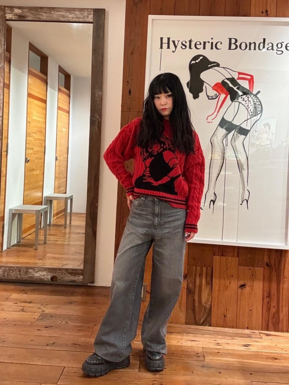 「デニム、ストリート、ラフコーデ、ヒステリックグラマー、ワイド、HYSTERIC GLAMOUR」｜「HYSTERIC GLAMOURのワイドデニムパンツ（デニムパンツ、ブラック系）」を使った、fukuchanさん（レディース・154cm）の秋コーディネートの1枚目の写真