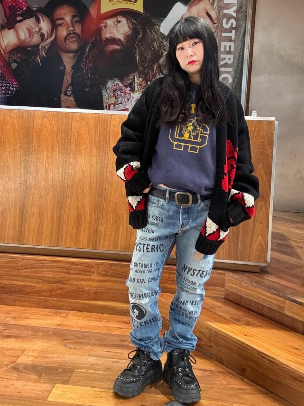 「デニム、ストリート、カウチン、ベルト、ヒステリックグラマー、HYSTERIC GLAMOUR、ニット 」｜「HYSTERIC GLAMOURのH SCHOOL スウェット（スウェット、ブルー系）」を使った、fukuchanさん（レディース・154cm）の冬コーディネートの1枚目の写真