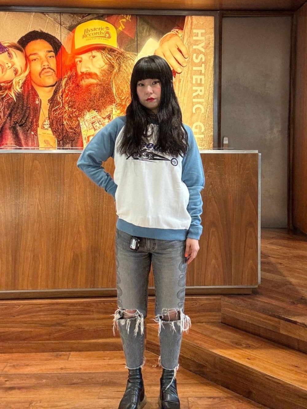 「スウェット、デニム、ストリート、ラフコーデ、ヒステリックグラマー、HYSTERIC GLAMOUR」｜「HYSTERIC GLAMOURのSNAKE LOOP 8分丈クラッシュデニムパンツ（デニムパンツ、ブラック系）」を使った、fukuchanさん（レディース・154cm）の冬コーディネートの1枚目の写真