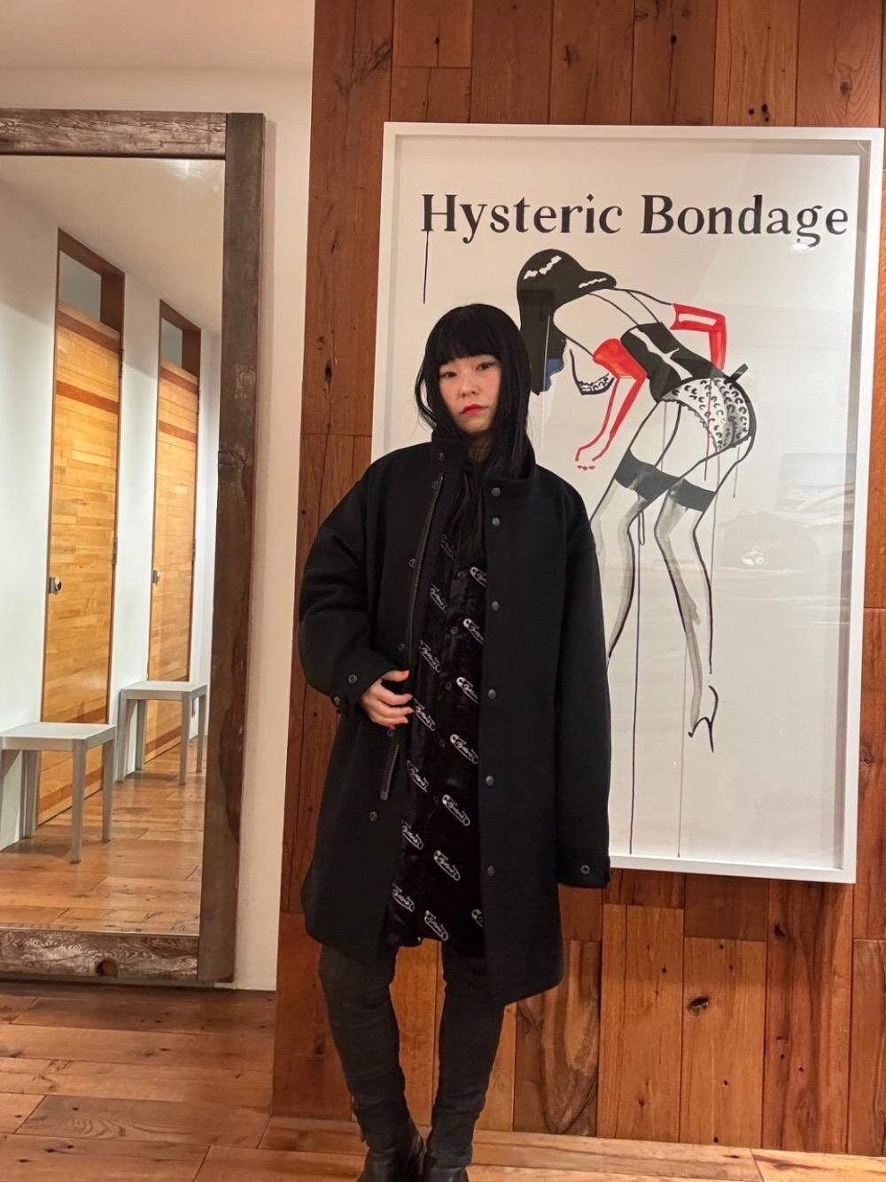 「コート、アウター、ミリタリー、総柄、ヒステリックグラマー、HYSTERIC GLAMOUR、シャツ 」｜「HYSTERIC GLAMOURのHYSTERIC PIN柄刺繍 シャツワンピース（ワンピース、ブラック系）」を使った、fukuchanさん（レディース・154cm）の冬コーディネートの1枚目の写真