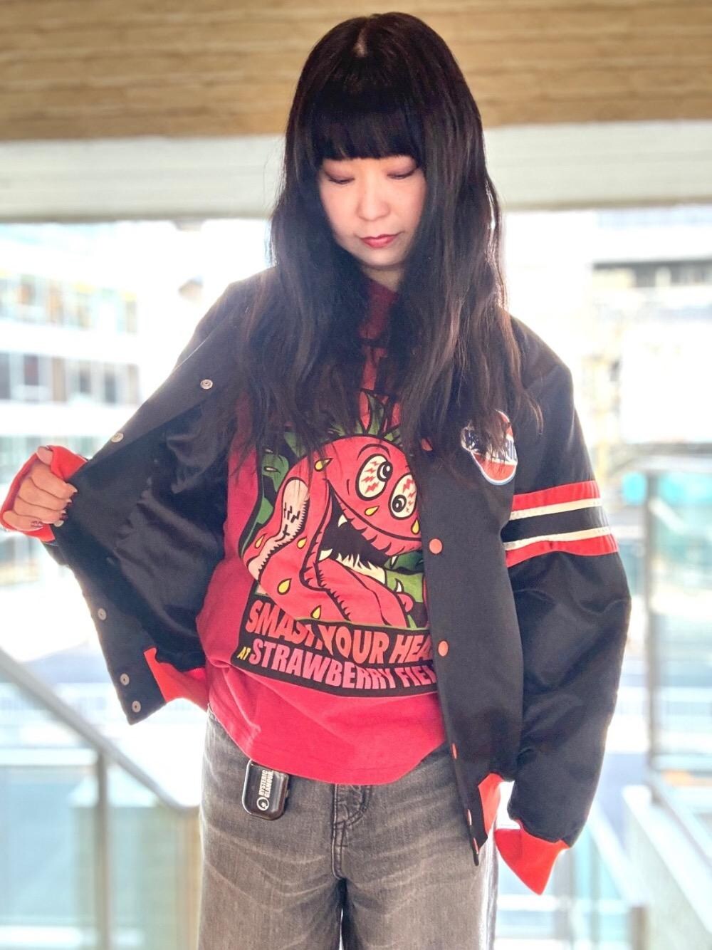「Tシャツ、ストリート、ラフコーデ、ヒステリックグラマー、HYSTERIC GLAMOUR」｜「HYSTERIC GLAMOURのHYSTERIC DUST スタジャン（スタジャン、ブラック系）」を使った、fukuchanさん（レディース・154cm）の冬コーディネートの1枚目の写真