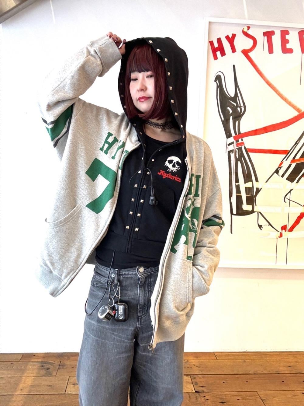 「スウェット、デニム、ストリート、ラフコーデ、ヒステリックグラマー、ワイド、HYSTERIC GLAMOUR」｜「HYSTERIC GLAMOURのHYSTERIC 76 オーバーサイズジャンパー（その他アウター、グレー系）」を使った、fukuchanさん（レディース・154cm）の冬コーディネートの1枚目の写真