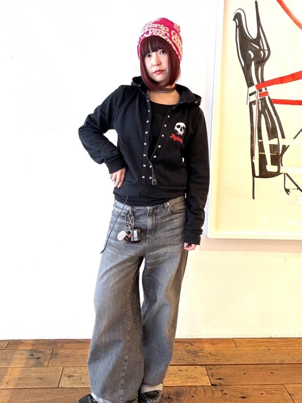 「デニム、ニット帽、ストリート、ラフコーデ、ヒステリックグラマー、HYSTERIC GLAMOUR、ワイドパンツ 」｜「HYSTERIC GLAMOURのワイドデニムパンツ（デニムパンツ、ブラック系）」を使った、fukuchanさん（レディース・154cm）の冬コーディネートの1枚目の写真