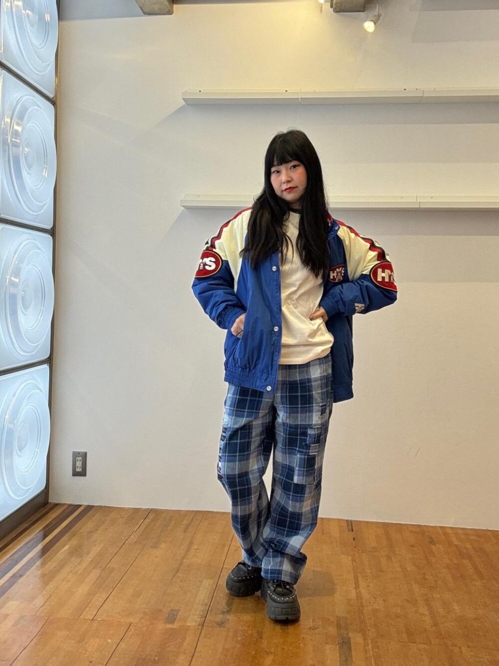 「アウター、ストリート、ラフコーデ、ヒステリックグラマー、HYSTERIC GLAMOUR」｜「HYSTERIC GLAMOURのEVIL STARワッペン スタンドカラージャケット（ブルゾン、ブルー系）」を使った、fukuchanさん（レディース・154cm）の冬コーディネートの1枚目の写真