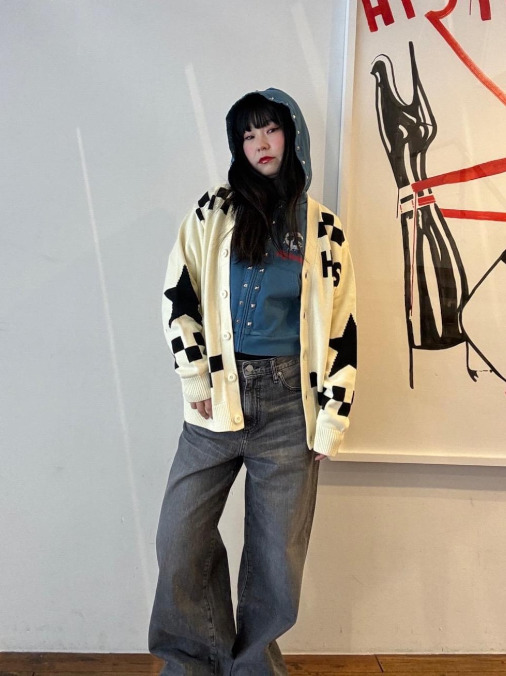 「カーディガン、パーカー、ストリート、ラフコーデ、ヒステリックグラマー、HYSTERIC GLAMOUR、ワイドパンツ 」｜「HYSTERIC GLAMOURのワイドデニムパンツ（デニムパンツ、ブラック系）」を使った、fukuchanさん（レディース・154cm）の冬コーディネートの1枚目の写真