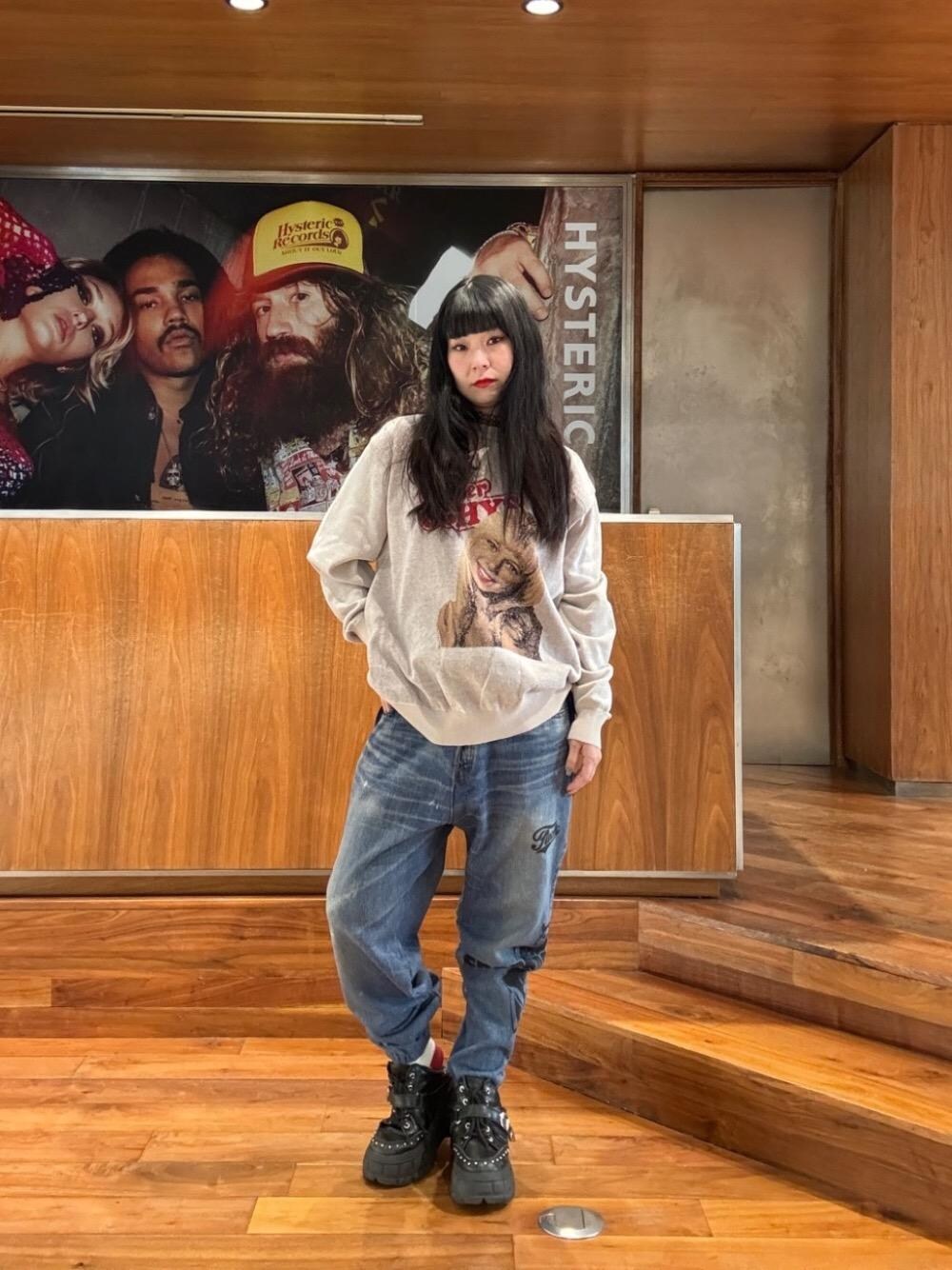 「ストリート、ラフコーデ、ヒステリックグラマー、HYSTERIC GLAMOUR、ニット 」｜「HYSTERIC GLAMOURのSPEAK NO EVIL スウェットパンツ（スウェットパンツ、ブルー系）」を使った、fukuchanさん（レディース・154cm）の冬コーディネートの1枚目の写真