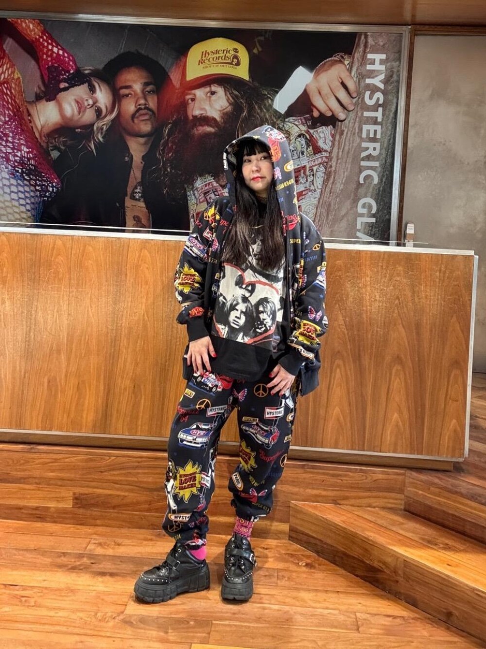 「スウェット、セットアップ、総柄、ヒステリックグラマー、HYSTERIC GLAMOUR」｜「HYSTERIC GLAMOURのLOVE MAKER柄 パーカー（パーカー、ブラック系）」を使った、fukuchanさん（レディース・154cm）の冬コーディネートの1枚目の写真