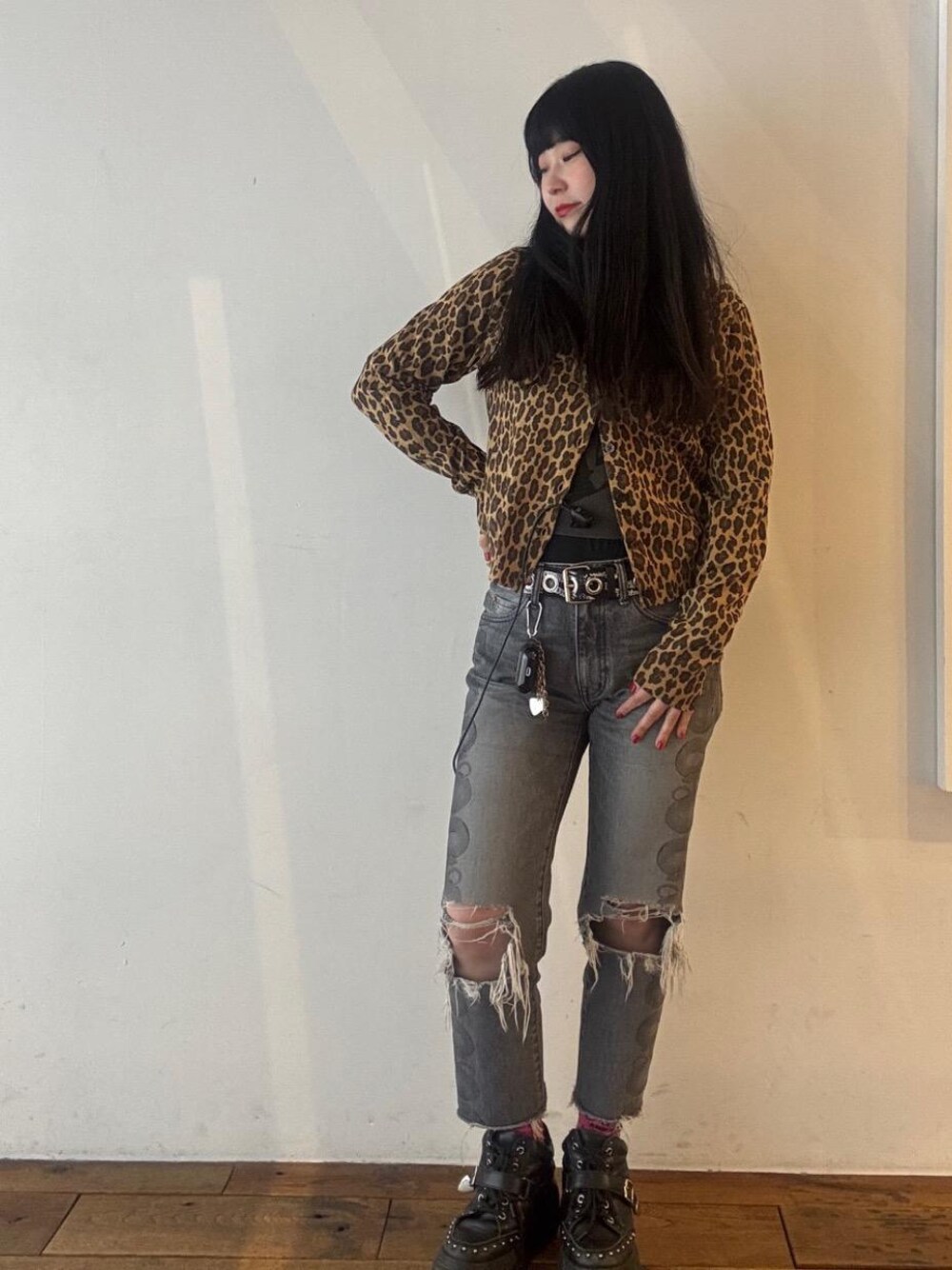 「レオパード、ヒステリックグラマー、HYSTERIC GLAMOUR」｜「HYSTERIC GLAMOURのSNAKE LOOP 8分丈クラッシュデニムパンツ（デニムパンツ、ブラック系）」を使った、fukuchanさん（レディース・154cm）の冬コーディネートの1枚目の写真