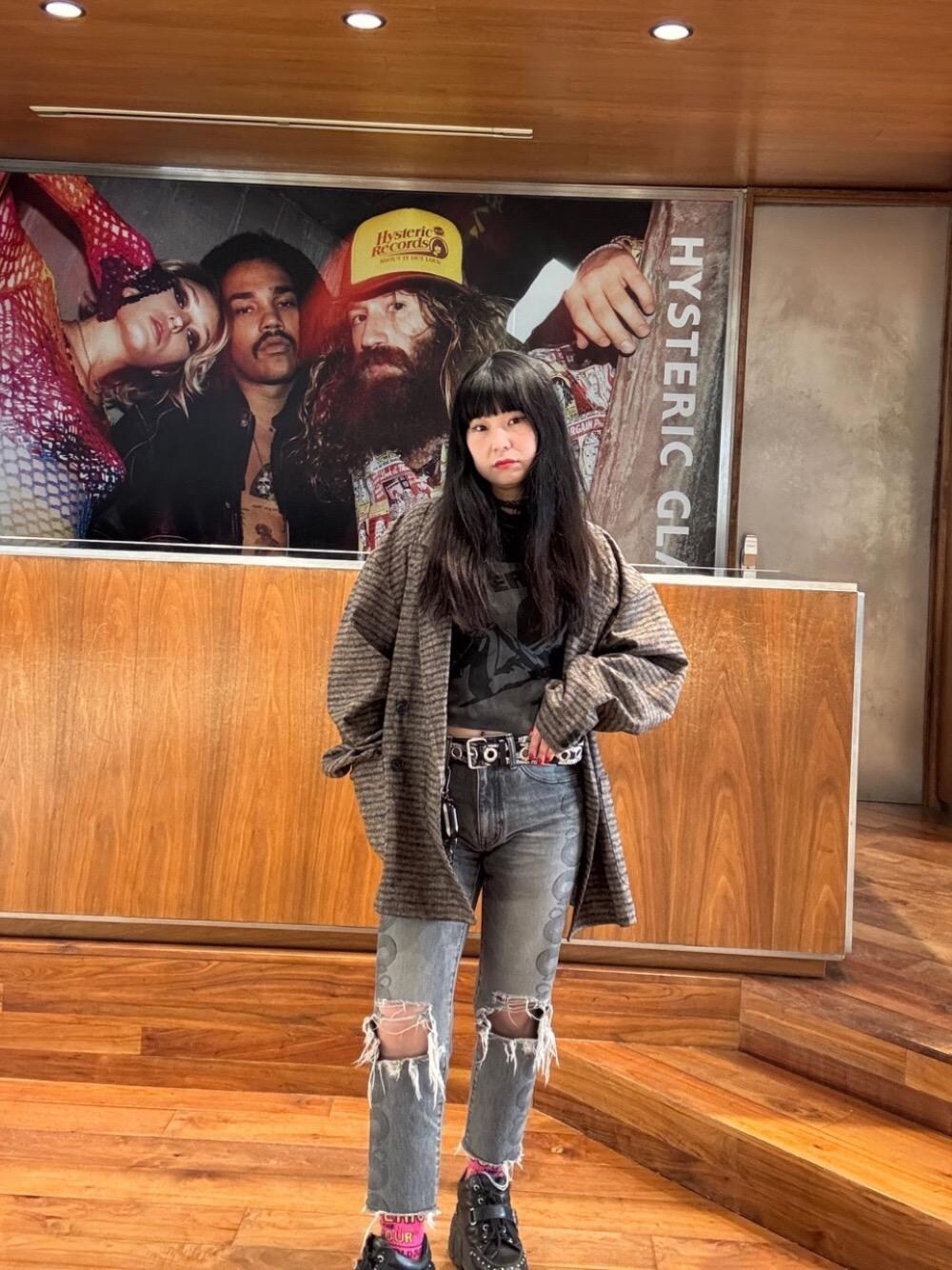「デニム、ラフコーデ、ヒステリックグラマー、HYSTERIC GLAMOUR、ジャケット 」｜「HYSTERIC GLAMOURのSNAKE LOOP 8分丈クラッシュデニムパンツ（デニムパンツ、ブラック系）」を使った、fukuchanさん（レディース・154cm）の冬コーディネートの1枚目の写真