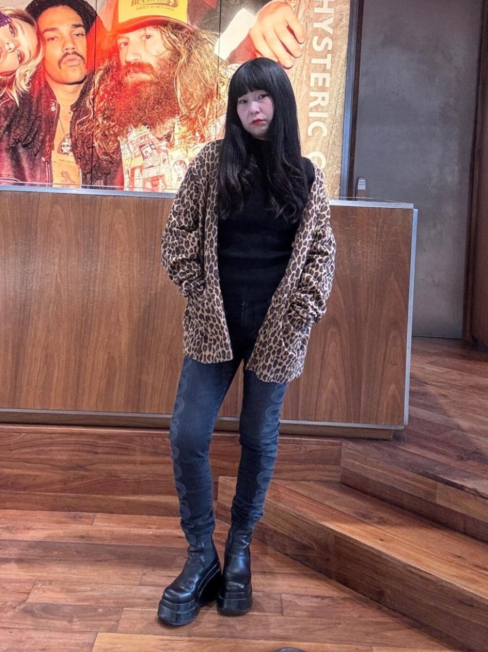 「カーディガン、スリム、ストリート、総柄、ラフコーデ、ヒステリックグラマー、HYSTERIC GLAMOUR」｜「HYSTERIC GLAMOURのSNAKE LOOP スキニーデニムパンツ（デニムパンツ、ブラック系）」を使った、fukuchanさん（レディース・154cm）の冬コーディネートの1枚目の写真