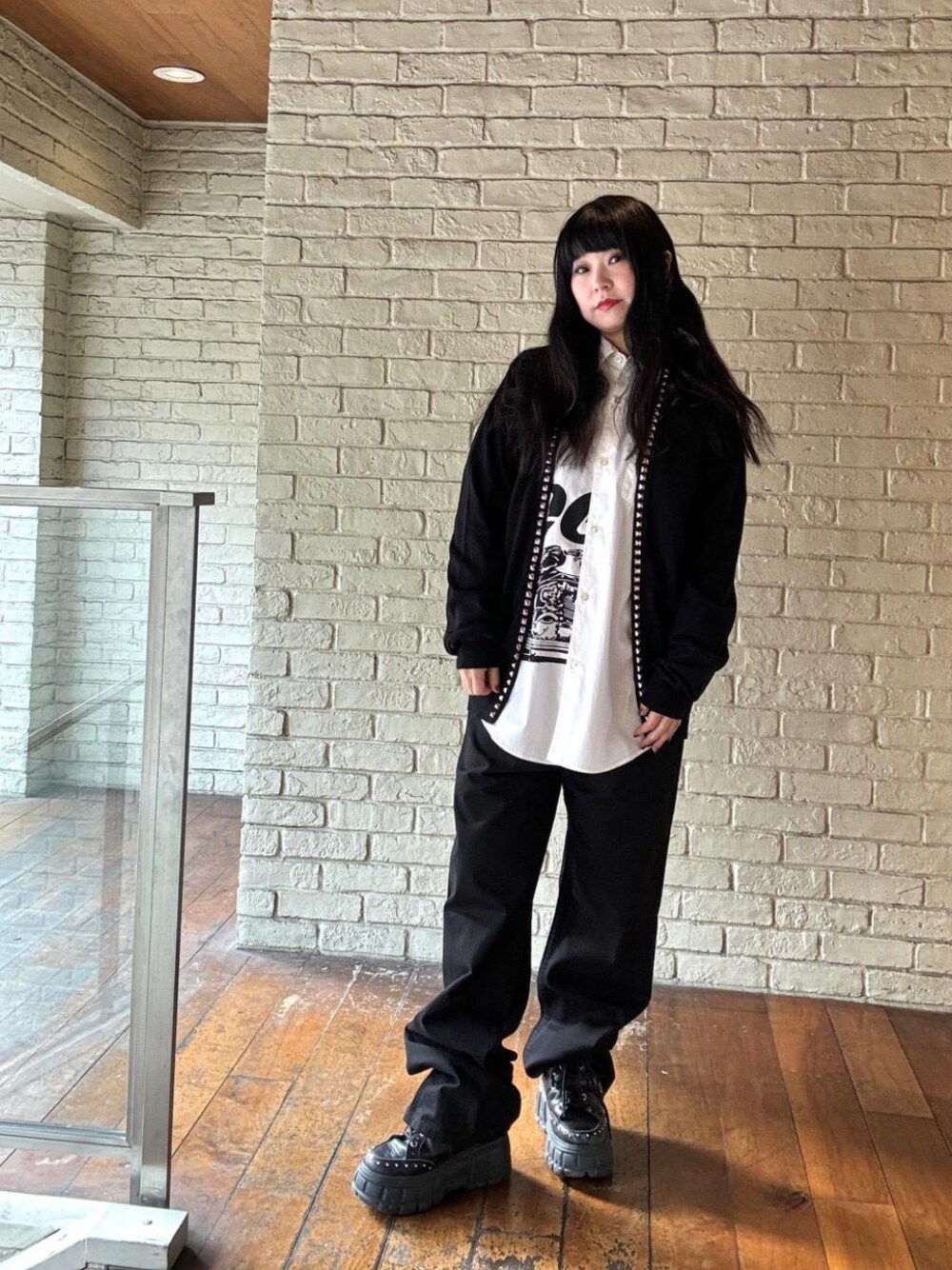 「ストリート、ラフコーデ、ヒステリックグラマー、HYSTERIC GLAMOUR」｜「HYSTERIC GLAMOURのルーズストレートパンツ（その他パンツ、ブラック系）」を使った、fukuchanさん（レディース・154cm）の冬コーディネートの1枚目の写真