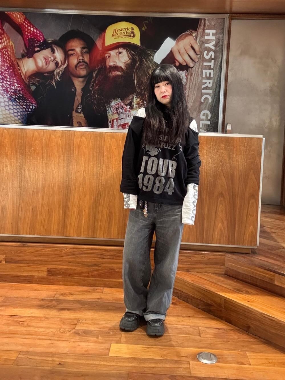 「デニム、ストリート、ラフコーデ、ヒステリックグラマー、HYSTERIC GLAMOUR」｜「HYSTERIC GLAMOURのワイドデニムパンツ（デニムパンツ、ブラック系）」を使った、fukuchanさん（レディース・154cm）の冬コーディネートの1枚目の写真