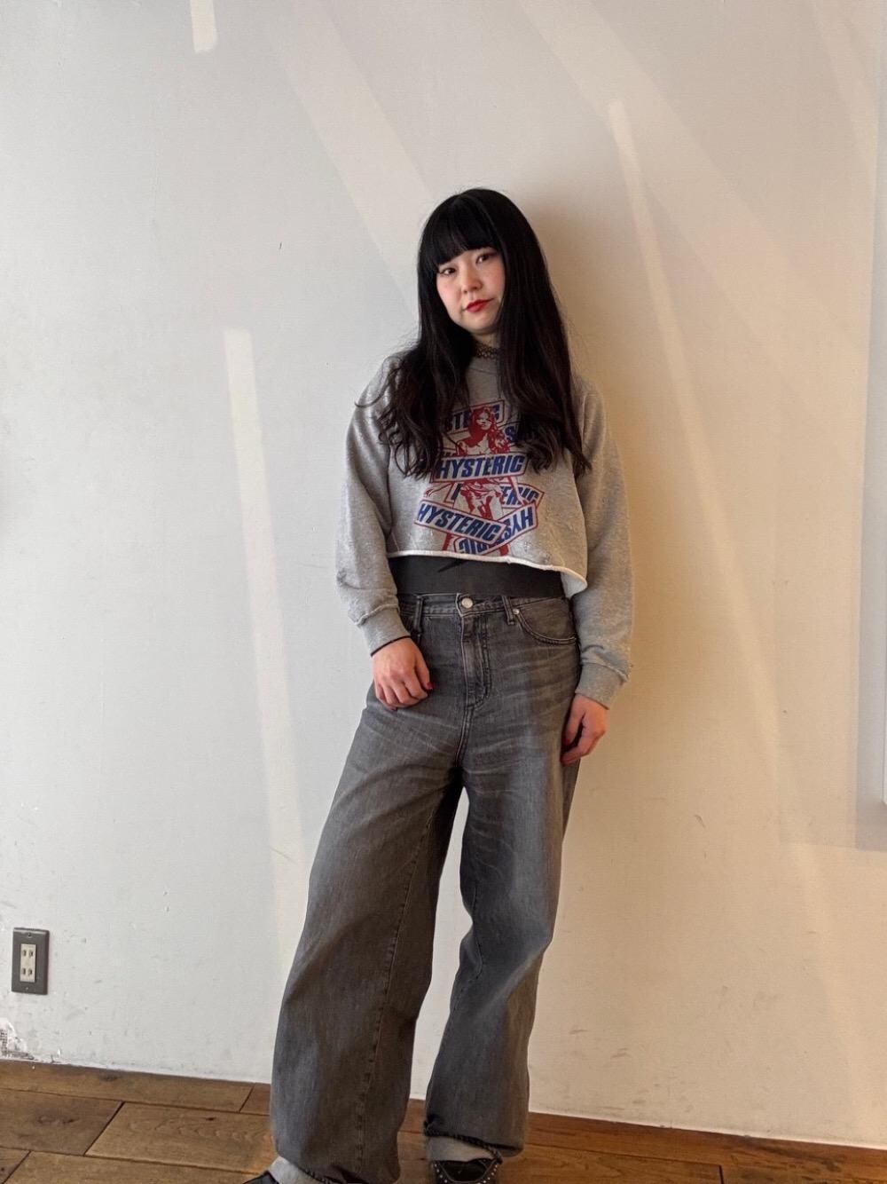 「スウェット、ラフコーデ、ヒステリックグラマー、HYSTERIC GLAMOUR」｜「HYSTERIC GLAMOURのワイドデニムパンツ（デニムパンツ、ブラック系）」を使った、fukuchanさん（レディース・154cm）の冬コーディネートの1枚目の写真