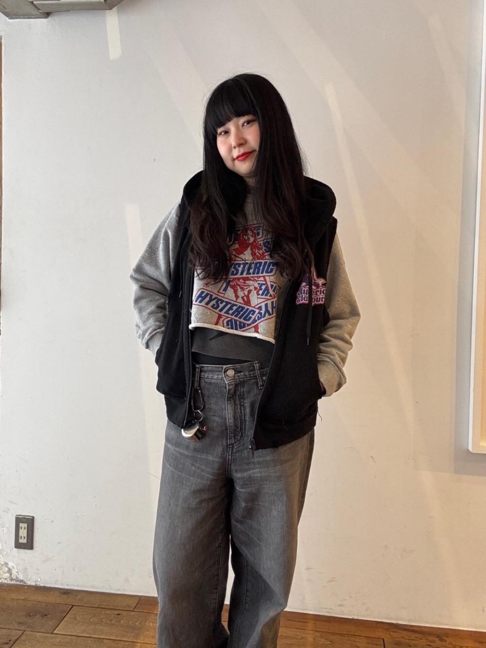 「ストリート、ラフコーデ、ヒステリックグラマー、HYSTERIC GLAMOUR」｜「HYSTERIC GLAMOURのワイドデニムパンツ（デニムパンツ、ブラック系）」を使った、fukuchanさん（レディース・154cm）の冬コーディネートの1枚目の写真