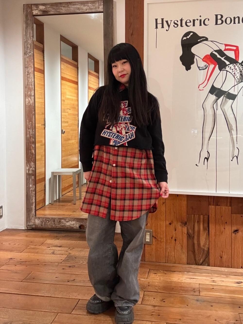 「ストリート、ラフコーデ、ヒステリックグラマー、HYSTERIC GLAMOUR」｜「HYSTERIC GLAMOURのワイドデニムパンツ（デニムパンツ、ブラック系）」を使った、fukuchanさん（レディース・154cm）の冬コーディネートの1枚目の写真