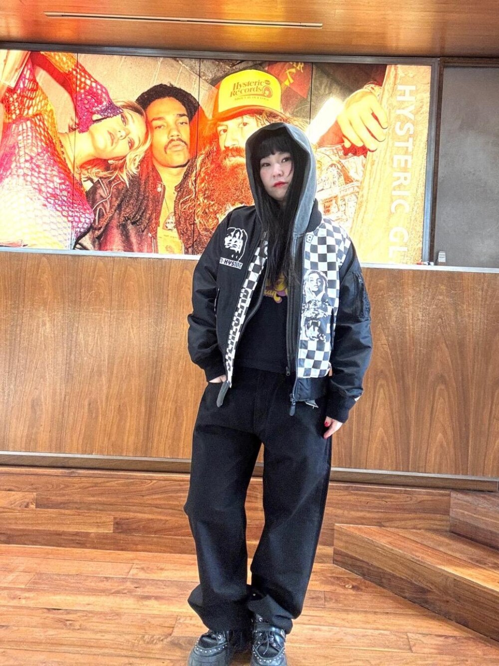 「ストリート、ラフコーデ、ヒステリックグラマー、HYSTERIC GLAMOUR」｜「HYSTERIC GLAMOURのルーズストレートパンツ（その他パンツ、ブラック系）」を使った、fukuchanさん（レディース・154cm）の冬コーディネートの1枚目の写真
