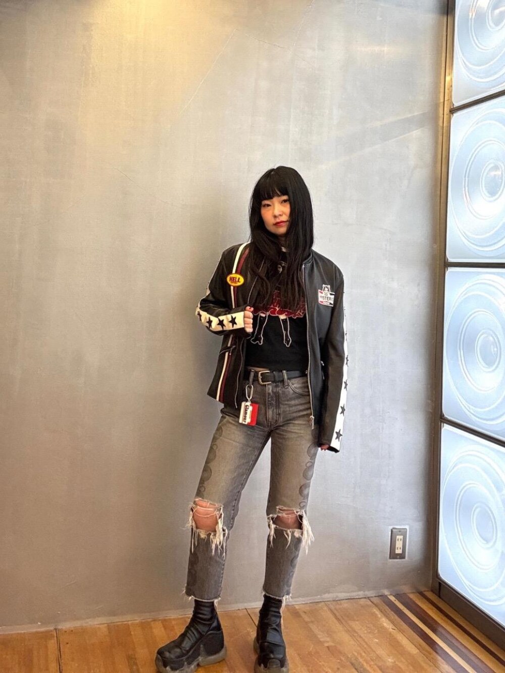 「デニム、レザー、ライダース、ストリート、ラフコーデ、ヒステリックグラマー、スタークローラー、HYSTERIC GLAMOUR」｜「HYSTERIC GLAMOURのSNAKE LOOP 8分丈クラッシュデニムパンツ（デニムパンツ、ブラック系）」を使った、fukuchanさん（レディース・154cm）の春コーディネートの1枚目の写真
