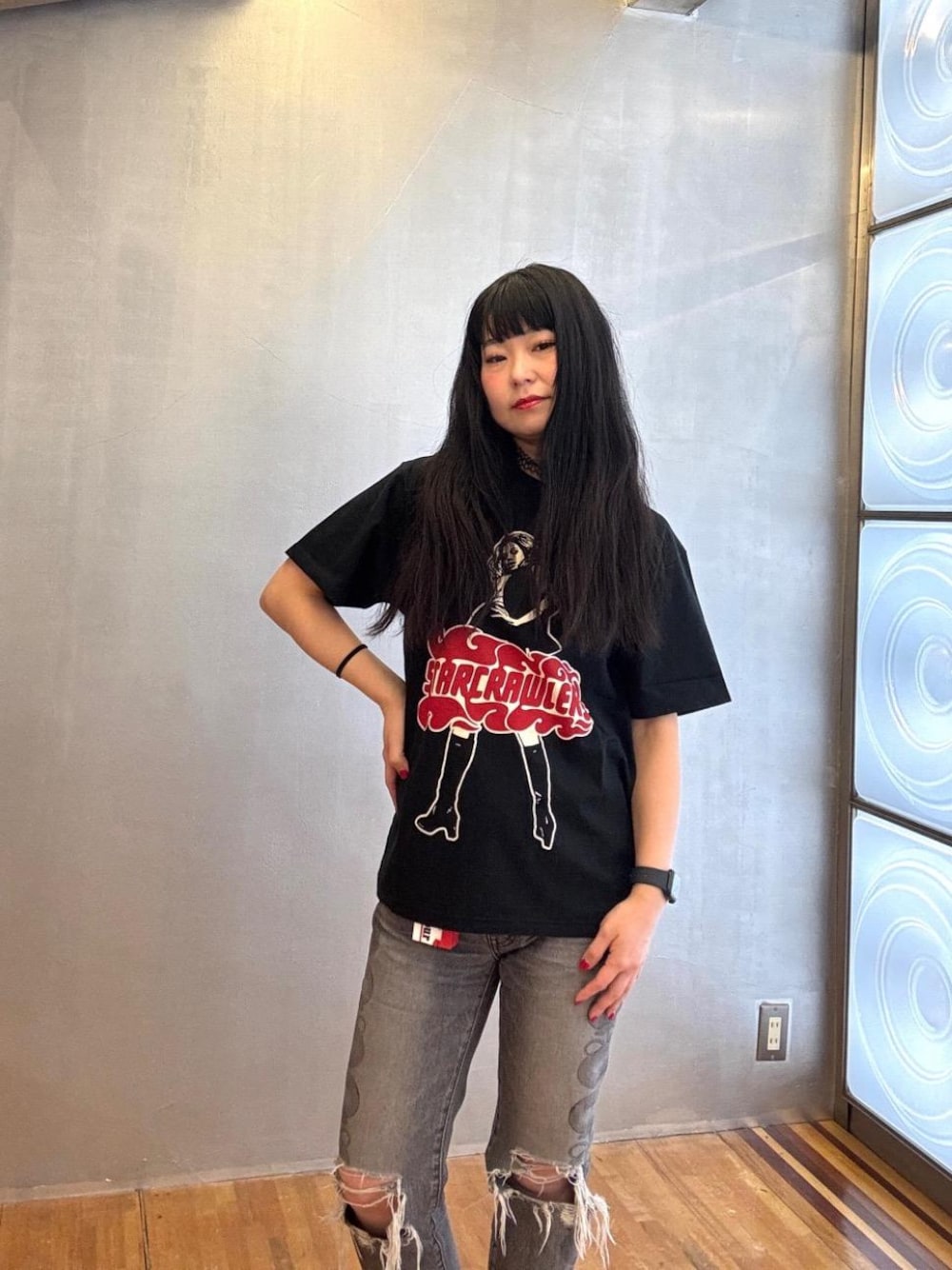 「レザー、ライダース、ロック、Tシャツ、ストリート、ラフコーデ、ヒステリックグラマー、スタークローラー、HYSTERIC GLAMOUR」｜「HYSTERIC GLAMOURのSNAKE LOOP 8分丈クラッシュデニムパンツ（デニムパンツ、ブラック系）」を使った、fukuchanさん（レディース・154cm）の春コーディネートの1枚目の写真