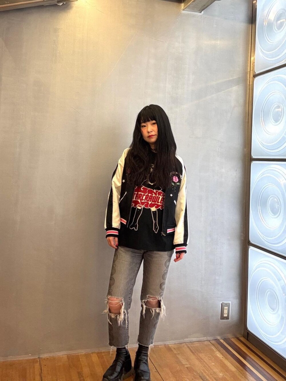 「ストリート、ラフコーデ、ヒステリックグラマー、HYSTERIC GLAMOUR、ジャケット 」｜「HYSTERIC GLAMOURのSNAKE LOOP 8分丈クラッシュデニムパンツ（デニムパンツ、ブラック系）」を使った、fukuchanさん（レディース・154cm）の春コーディネートの1枚目の写真
