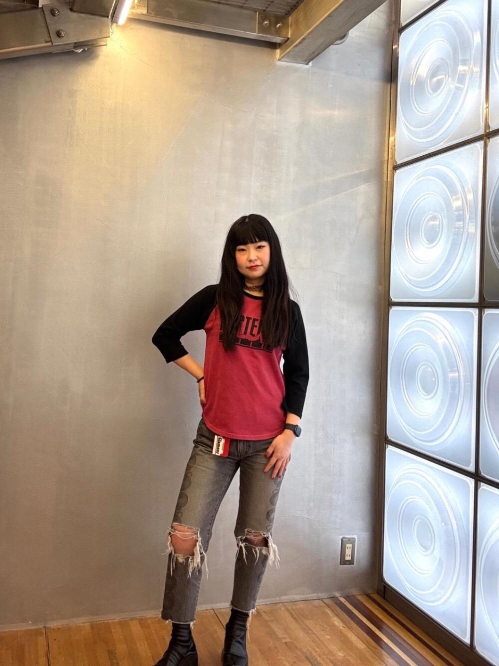 「ストリート、ラグラン、メッシュ、ラフコーデ、ヒステリックグラマー、HYSTERIC GLAMOUR」｜「HYSTERIC GLAMOURのSNAKE LOOP 8分丈クラッシュデニムパンツ（デニムパンツ、ブラック系）」を使った、fukuchanさん（レディース・154cm）の春コーディネートの1枚目の写真