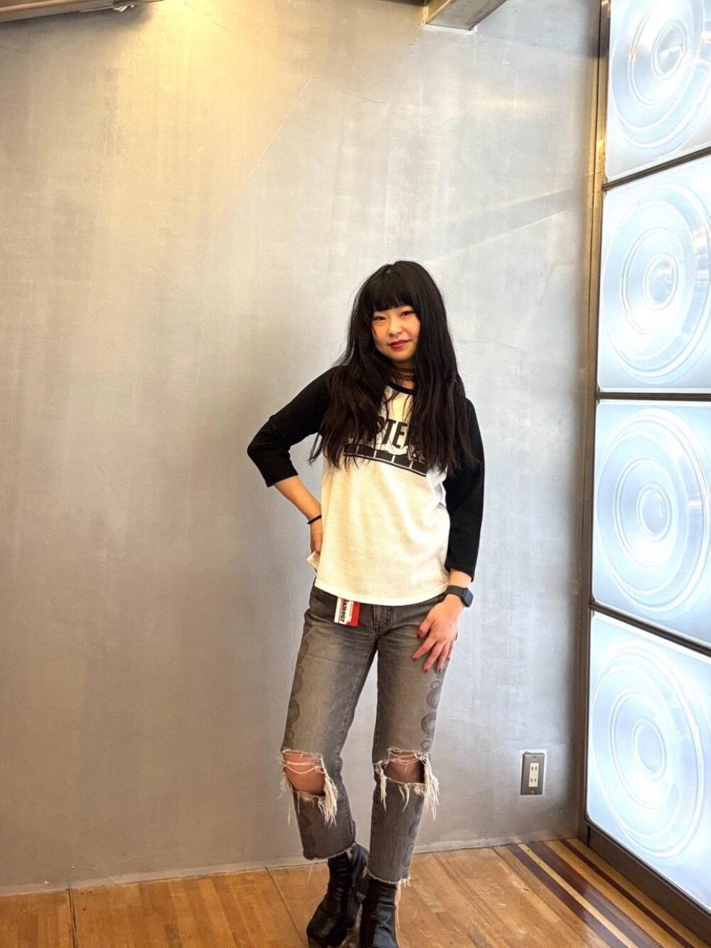 「ストリート、メッシュ、ラフコーデ、ヒステリックグラマー、HYSTERIC GLAMOUR」｜「HYSTERIC GLAMOURのSNAKE LOOP 8分丈クラッシュデニムパンツ（デニムパンツ、ブラック系）」を使った、fukuchanさん（レディース・154cm）の春コーディネートの1枚目の写真