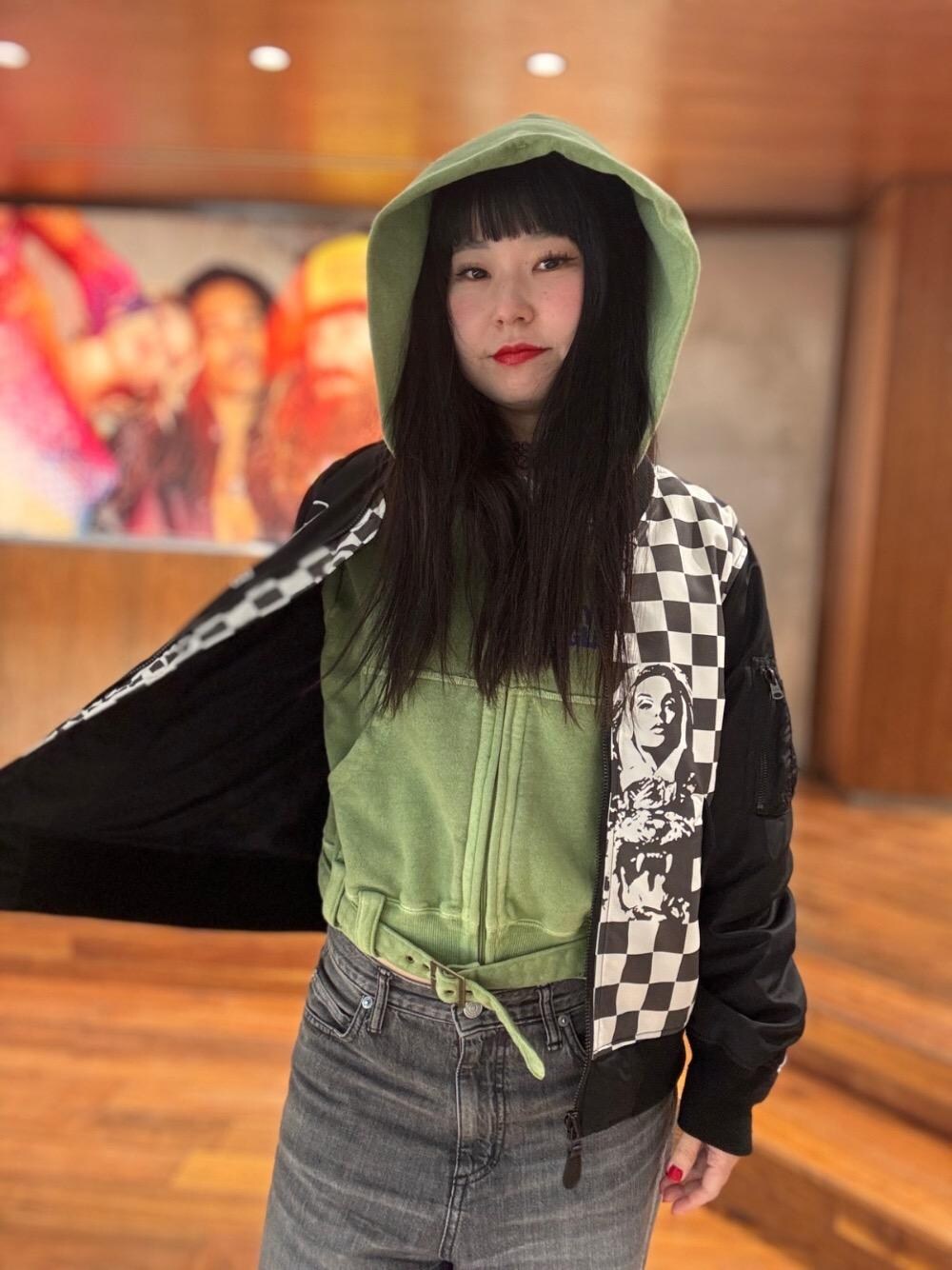「コート、ストリート、ラフコーデ、ヒステリックグラマー、HYSTERIC GLAMOUR」｜「HYSTERIC GLAMOURのMULTI HYSTERIC WOMAN スクラッチMA-1ジャケット（MA-1、ブラック系）」を使った、fukuchanさん（レディース・154cm）の春コーディネートの1枚目の写真