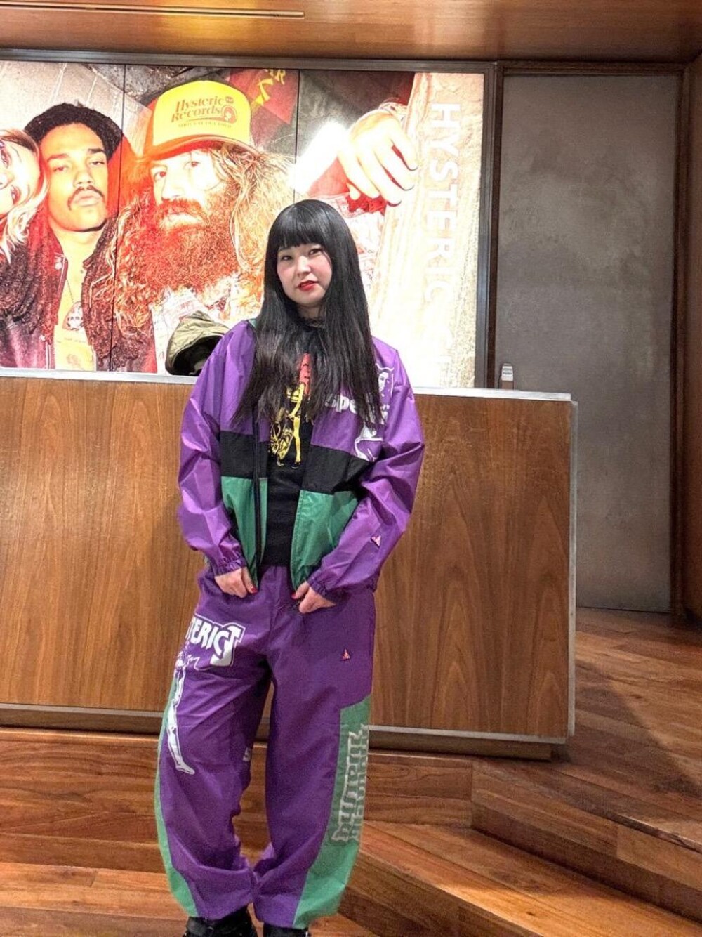 「セットアップ、ストリート、ゴルフ、イージーパンツ、ラフコーデ、ヒステリックグラマー、HYSTERIC GLAMOUR」｜「HYSTERIC GLAMOURのHYSTERIC WOMEN シアーナイロンパンツ（その他パンツ、パープル系）」を使った、fukuchanさん（レディース・154cm）の春コーディネートの1枚目の写真