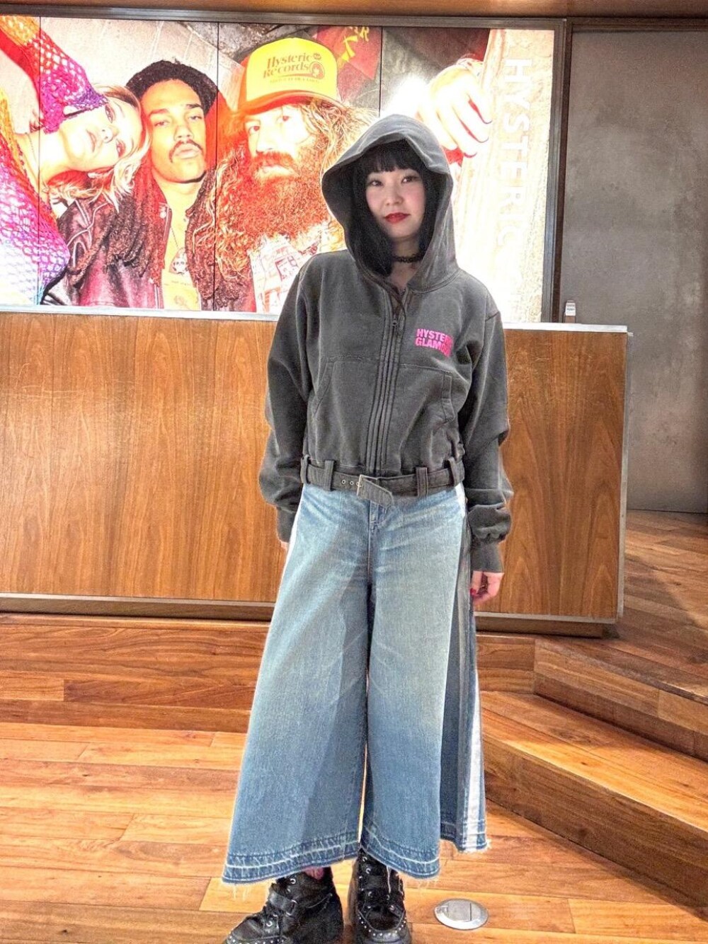 「デニム、ストリート、ラフコーデ、ヒステリックグラマー、HYSTERIC GLAMOUR」｜「HYSTERIC GLAMOURのBABYSITTING CLUB ショート丈パーカー（パーカー、ブラック系）」を使った、fukuchanさん（レディース・154cm）の春コーディネートの1枚目の写真