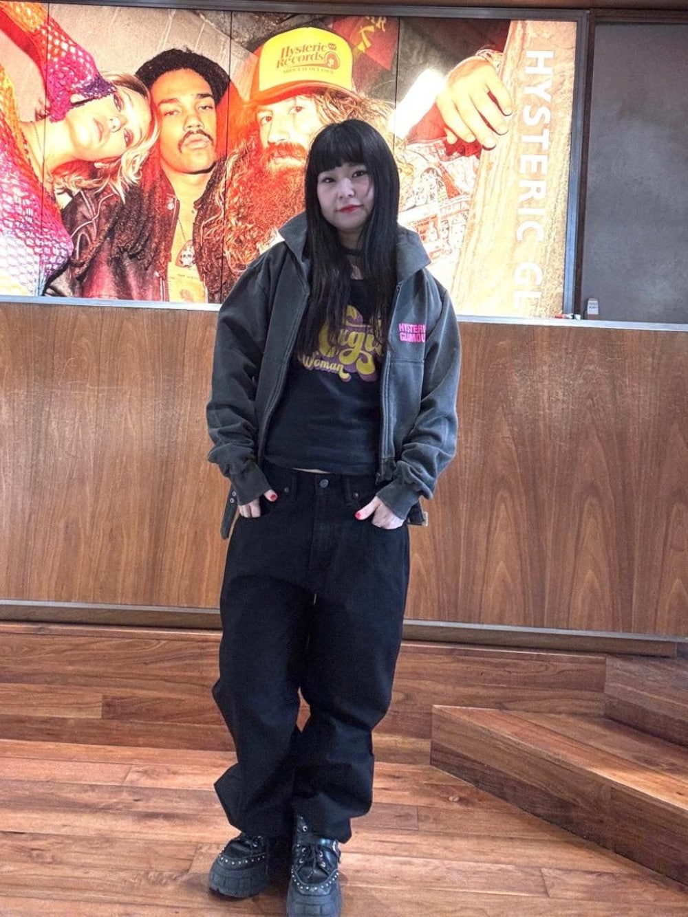「ストリート、ラフコーデ、ヒステリックグラマー、HYSTERIC GLAMOUR、ワイドパンツ 」｜「HYSTERIC GLAMOURのルーズストレートパンツ（その他パンツ、ブラック系）」を使った、fukuchanさん（レディース・154cm）の春コーディネートの1枚目の写真