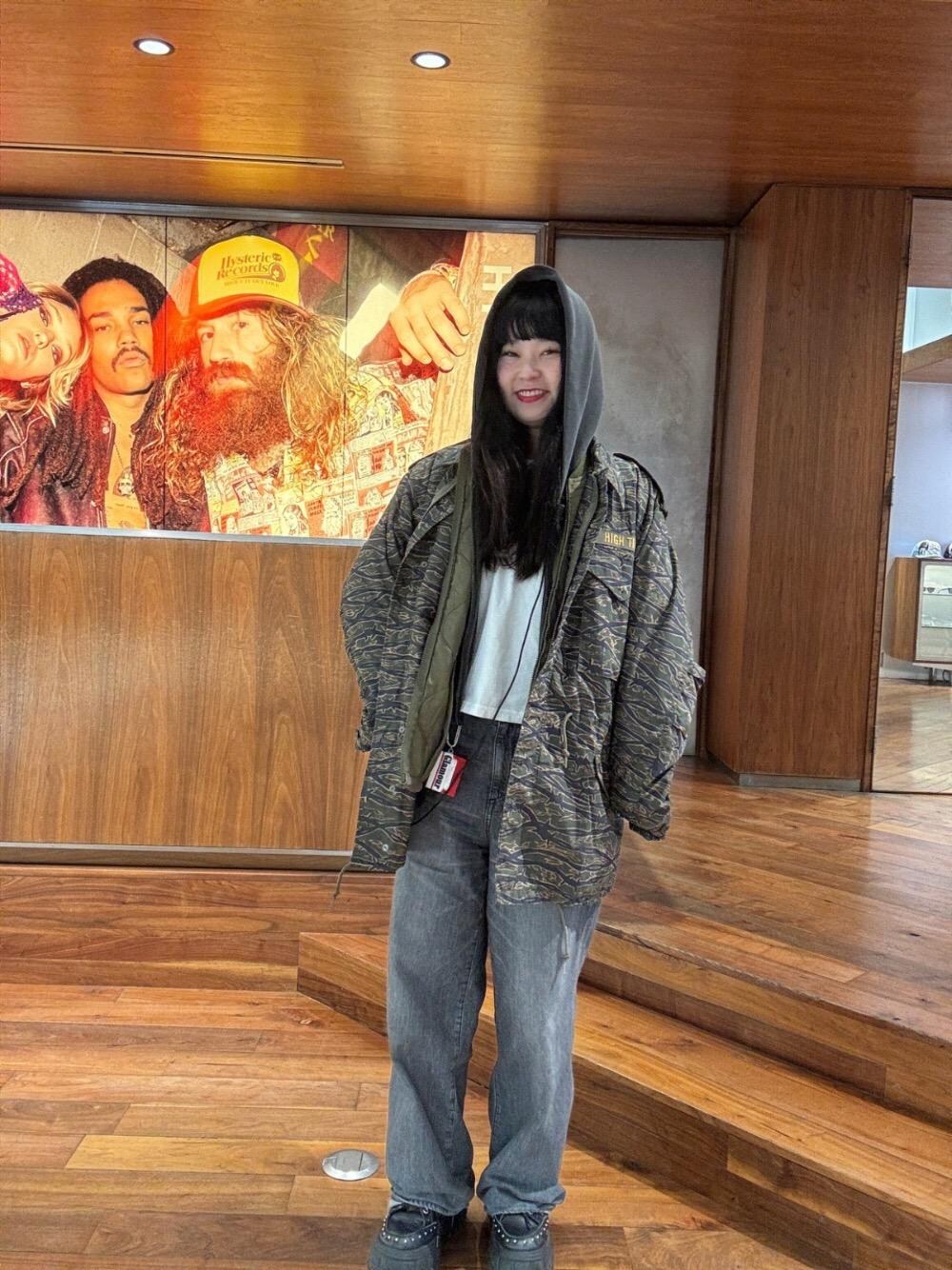 「アウター、ストリート、総柄、ラフコーデ、ライナー付き、ヒステリックグラマー、HYSTERIC GLAMOUR」｜「HYSTERIC GLAMOURのワイドデニムパンツ（デニムパンツ、ブラック系）」を使った、fukuchanさん（レディース・154cm）の春コーディネートの1枚目の写真