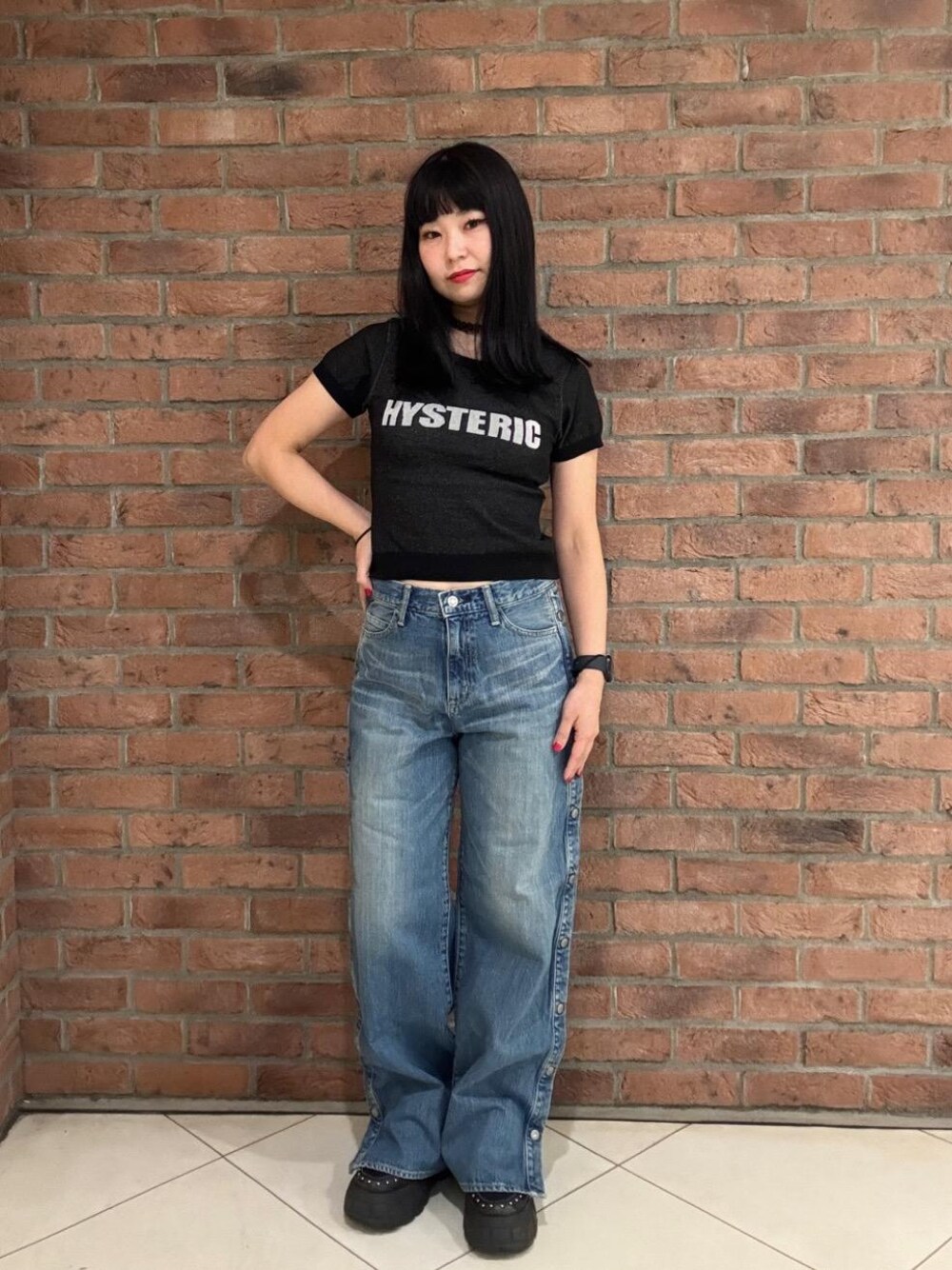 「ストリート、フレアパンツ、ラフコーデ、ヒステリックグラマー、HYSTERIC GLAMOUR、ニット 」｜「HYSTERIC GLAMOURのサイドオープンデニムパンツ（デニムパンツ、ブルー系）」を使った、fukuchanさん（レディース・154cm）の春コーディネートの1枚目の写真