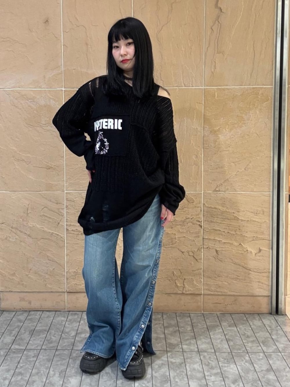 「デニム、ストリート、フレアパンツ、ラフコーデ、ヒステリックグラマー、HYSTERIC GLAMOUR、ニット 」｜「HYSTERIC GLAMOURのサイドオープンデニムパンツ（デニムパンツ、ブルー系）」を使った、fukuchanさん（レディース・154cm）の春コーディネートの1枚目の写真