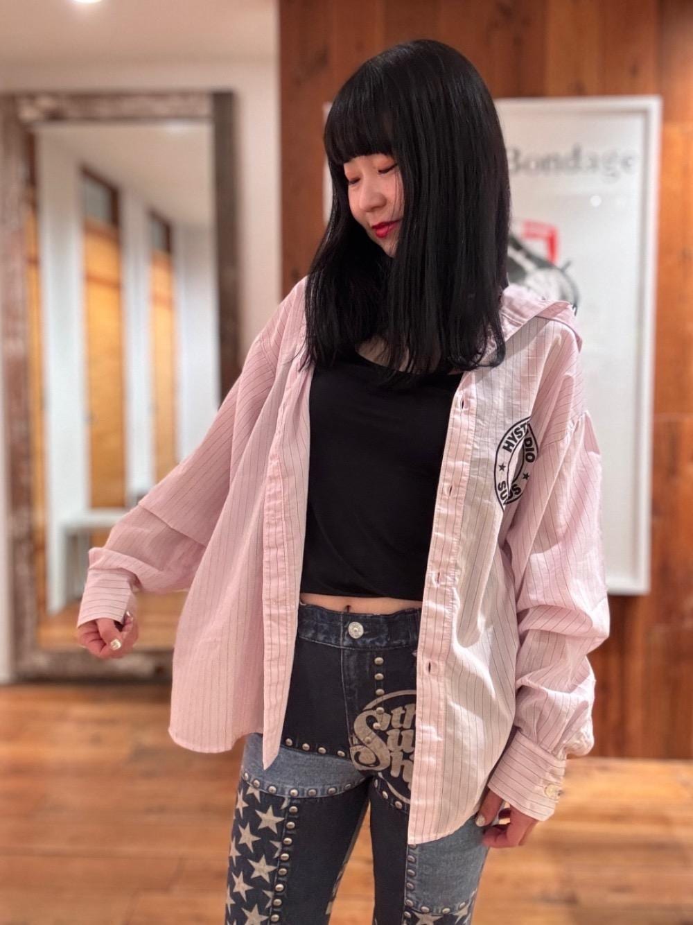 「ストリート、プリント、リバーシブル、ヒステリックグラマー、HYSTERIC GLAMOUR」｜「HYSTERIC GLAMOURのTYPE LOGO柄 リバーシブルスウェットパンツ（スウェットパンツ、その他）」を使った、fukuchanさん（レディース・154cm）の春コーディネートの1枚目の写真