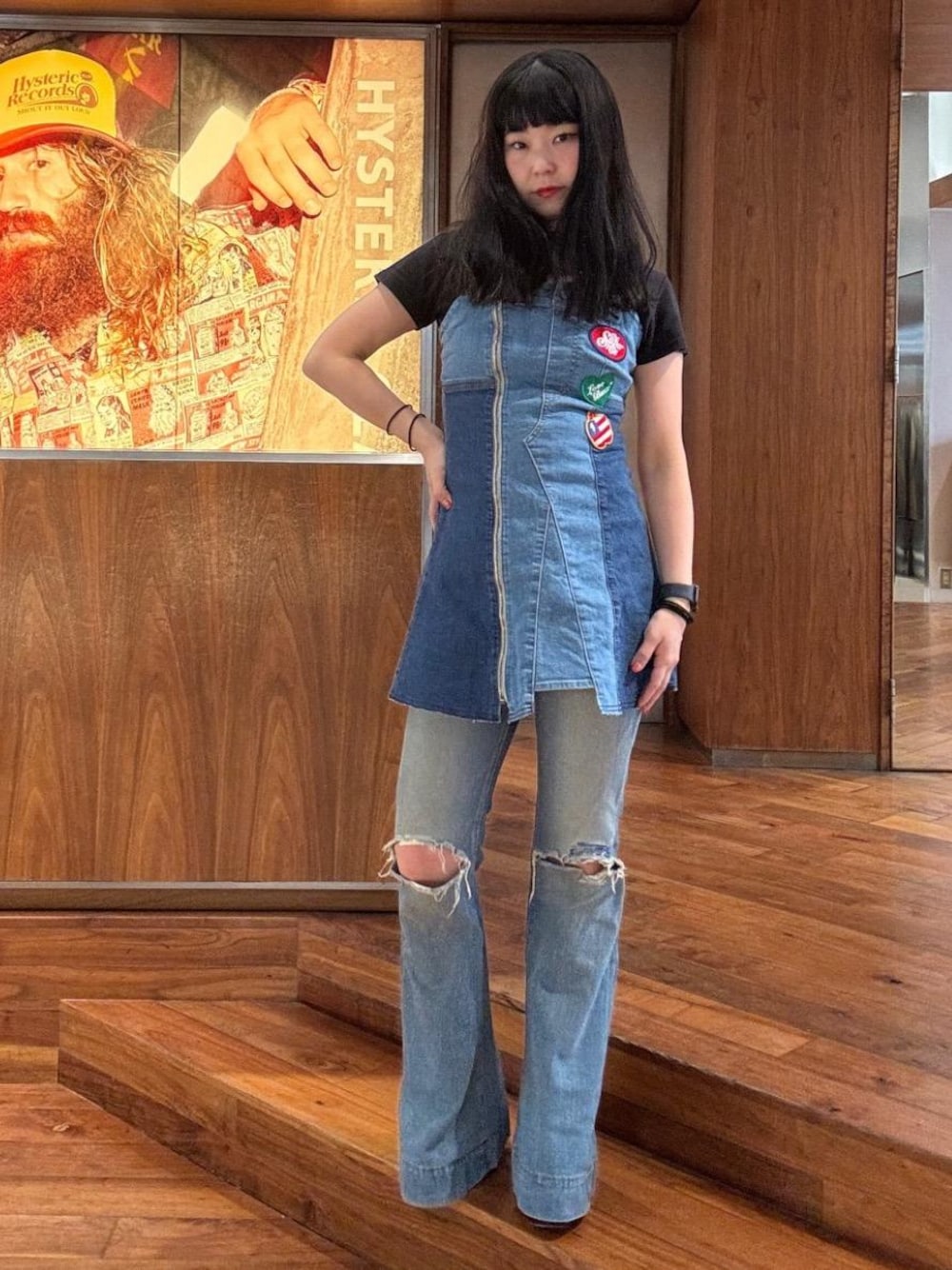「フレア、ヒステリックグラマー、HYSTERIC GLAMOUR、スカート 、ワンピ―ス、デニム 」｜「HYSTERIC GLAMOURのローライズフレアデニムパンツ（デニムパンツ、ブルー系）」を使った、fukuchanさん（レディース・154cm）の春コーディネートの1枚目の写真