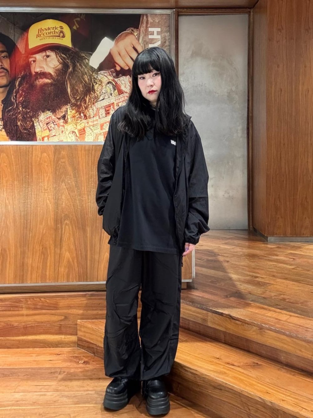 「コラボ、雨、ナイロンパーカー、バックプリント、ヒステリックグラマー、HYSTERIC GLAMOUR」｜「HYSTERIC GLAMOURのSEE NO EVILワッペン フーデットブルゾン（ブルゾン、ブラック系）」を使った、fukuchanさん（レディース・154cm）の春コーディネートの1枚目の写真