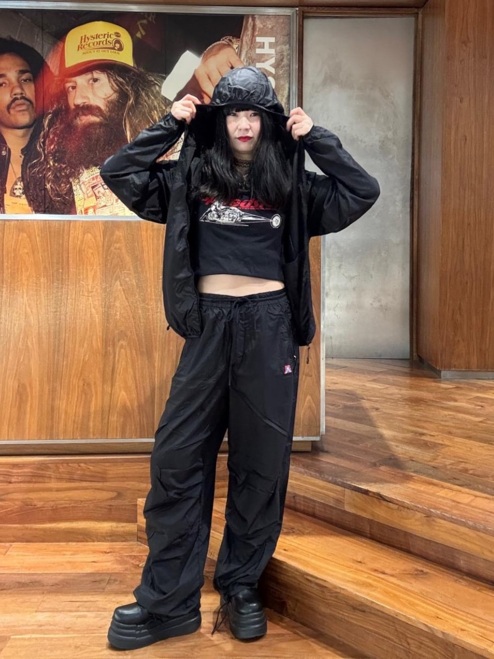 「Tシャツ、ストリート、ナイロン、雨、ヒステリックグラマー、HYSTERIC GLAMOUR」｜「HYSTERIC GLAMOURのSPEEDSTER チビTシャツ（Tシャツ/カットソー、ブラック系）」を使った、fukuchanさん（レディース・154cm）の夏コーディネートの1枚目の写真